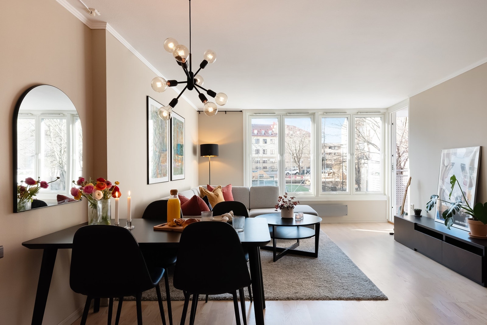 Leiligheten har store vindusflater som tilfører rikelig med naturlig lys. Galleribilde