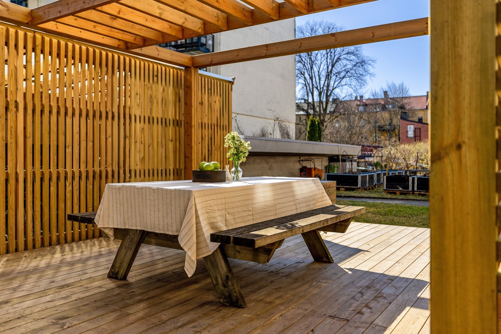 Bakgården er vesentlig oppgradert i 2024 til glede for beboerne. Galleribilde