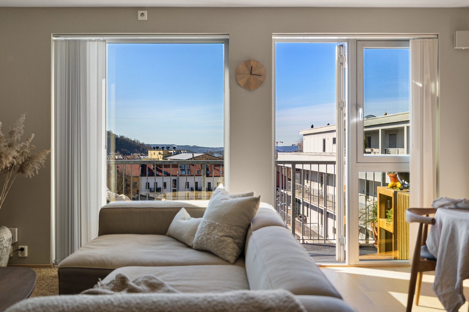 Store vindusflater og fritt utsyn gir leiligheten en svært god og luftig atmosfære. Galleribilde