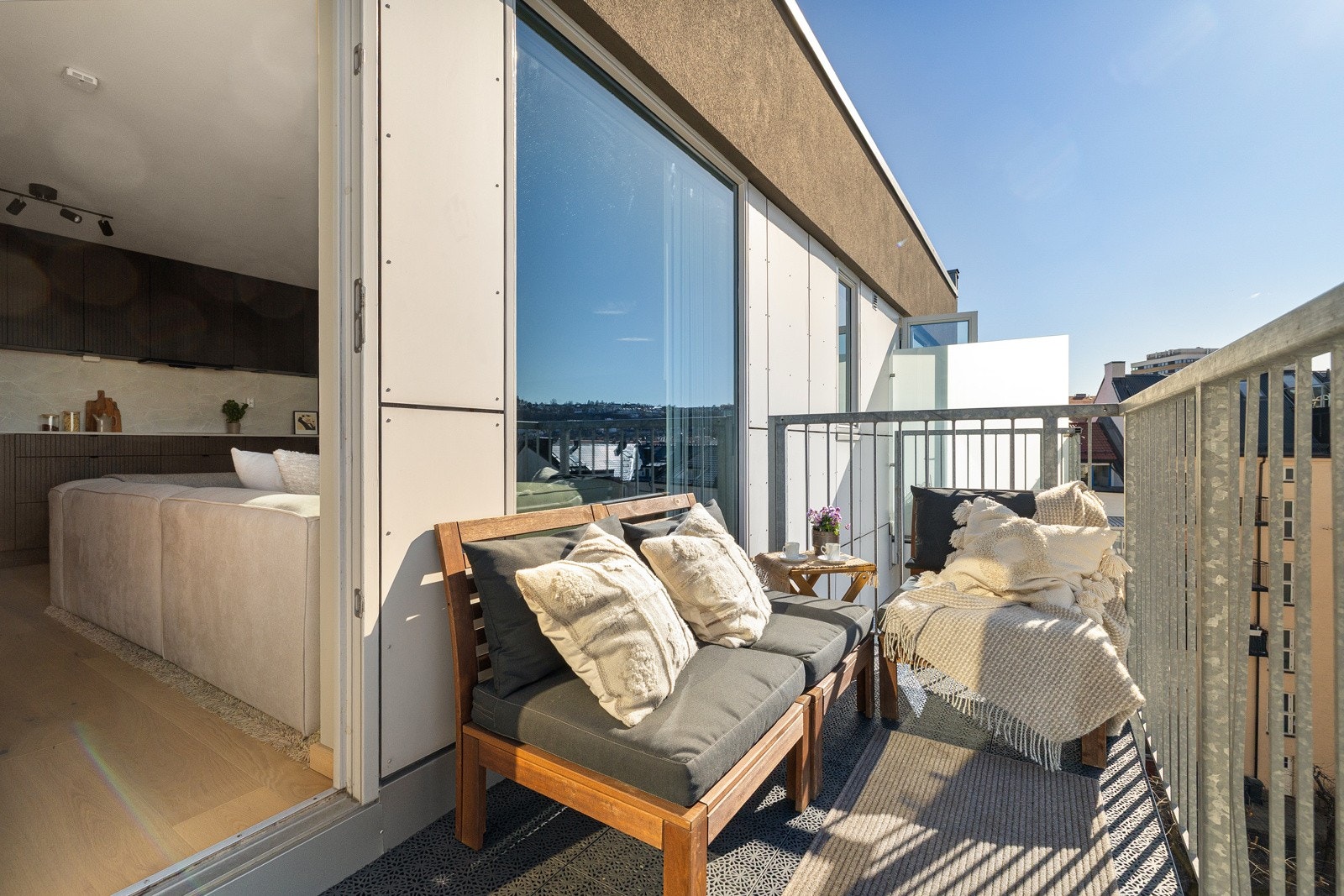 Toppleilighet med solrik, sydvestvendt balkong, nydelig utsikt og sol hele dagen. Galleribilde