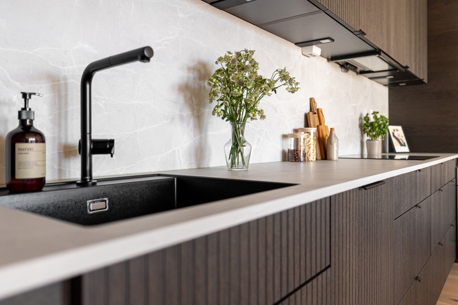 Tidsriktige fronter i mørk eik. Varmtvann er inkludert i fellesutgiftene. Galleribilde