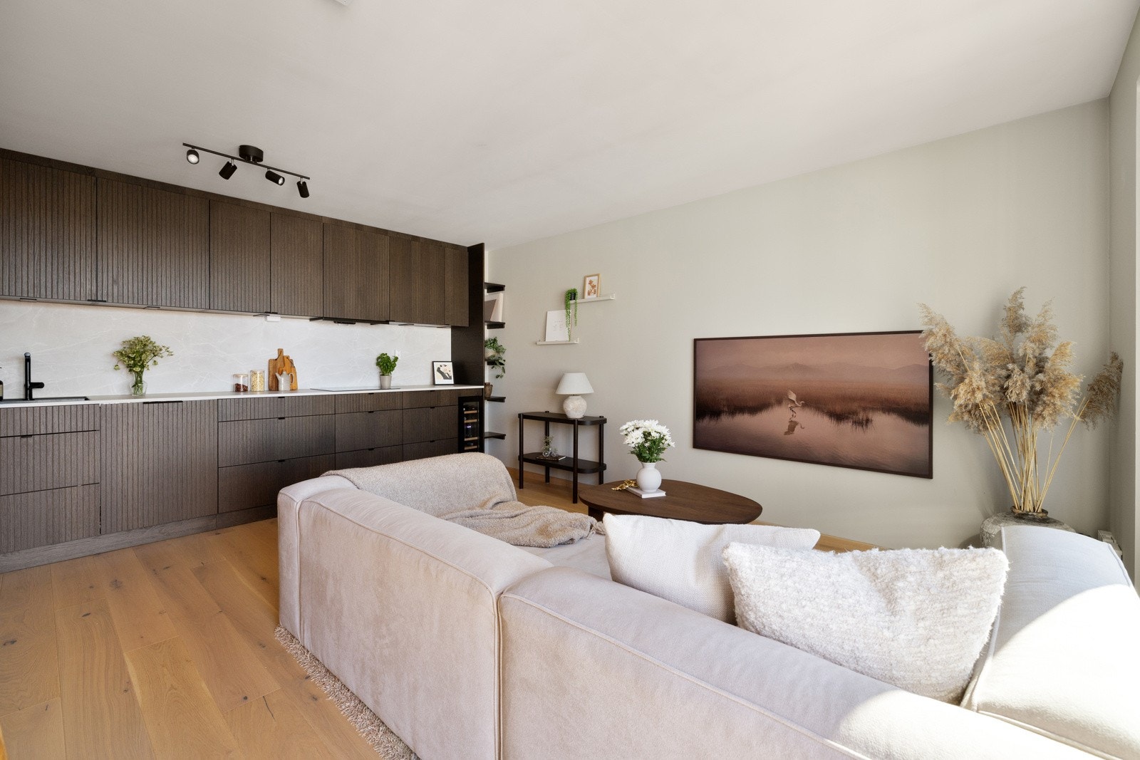 Kjøkkenet ligger i åpen og sosial løsning mot stue og spisestue. Slette, nymalte overflater i 2023. Galleribilde