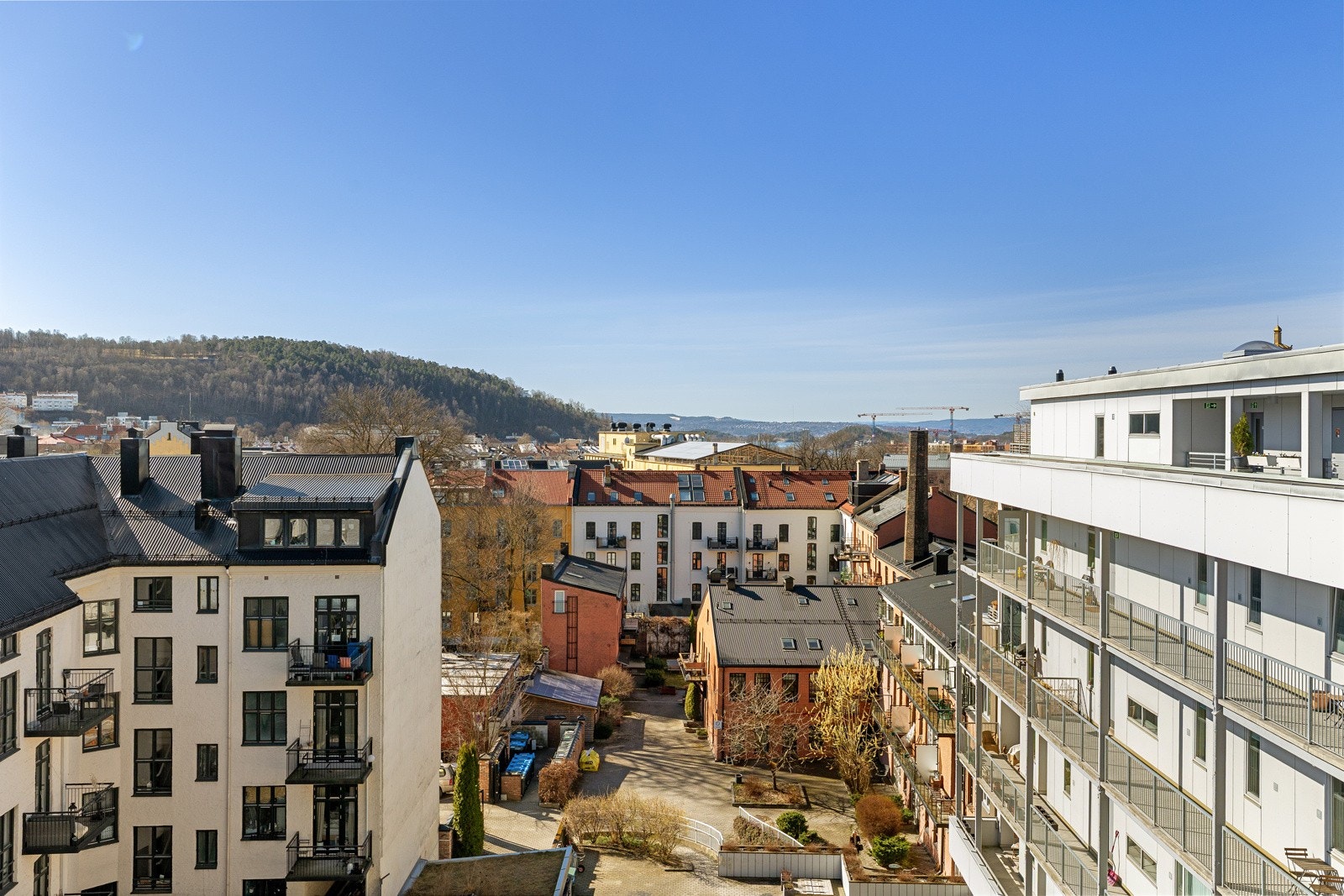 Høyt og fritt med god avstand til nærliggende bygninger. Stille og skjermet i indre gårdsrom. Galleribilde