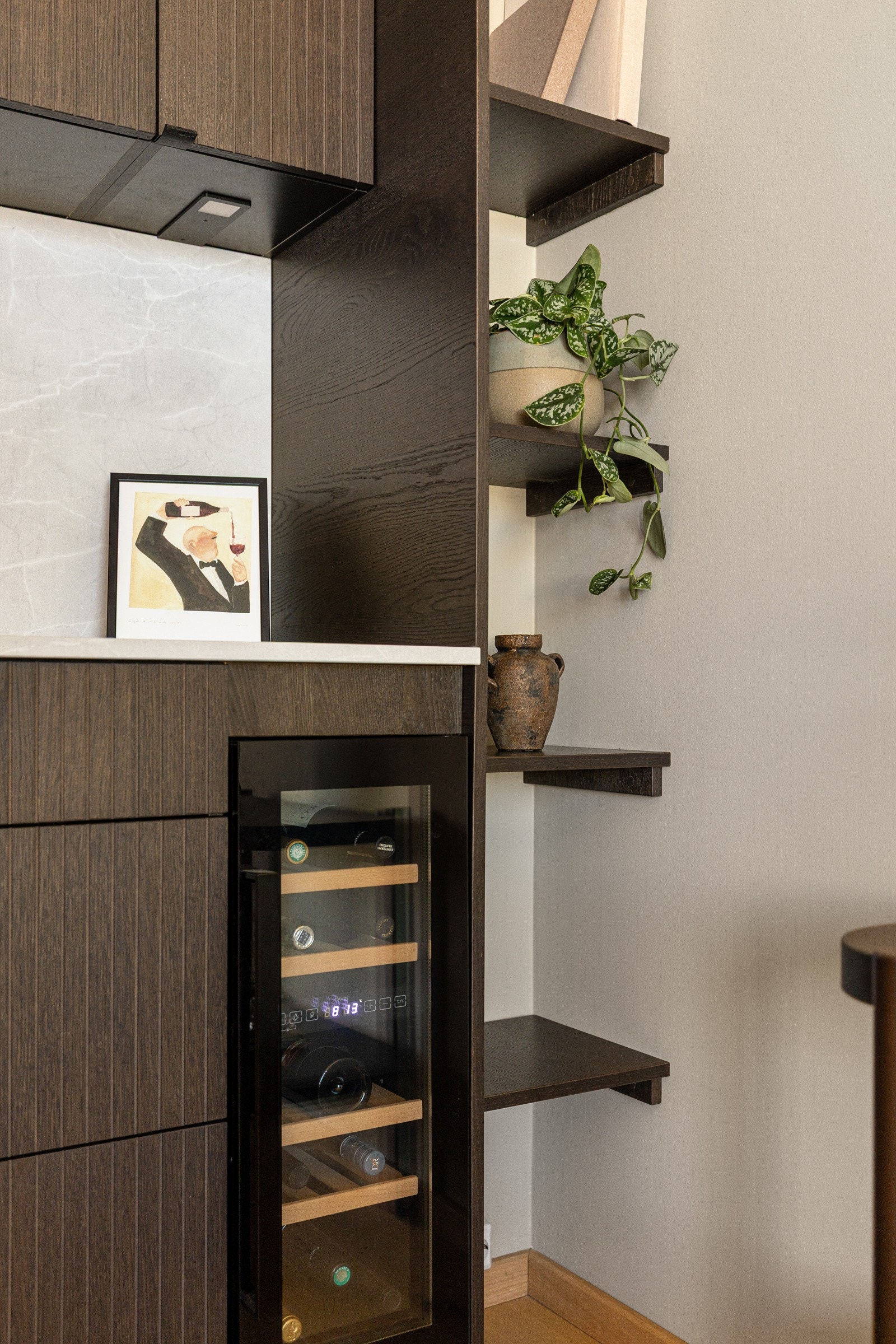 Imnnholdsrik hvitevarepakke med bl.a integrert vinskap. Galleribilde