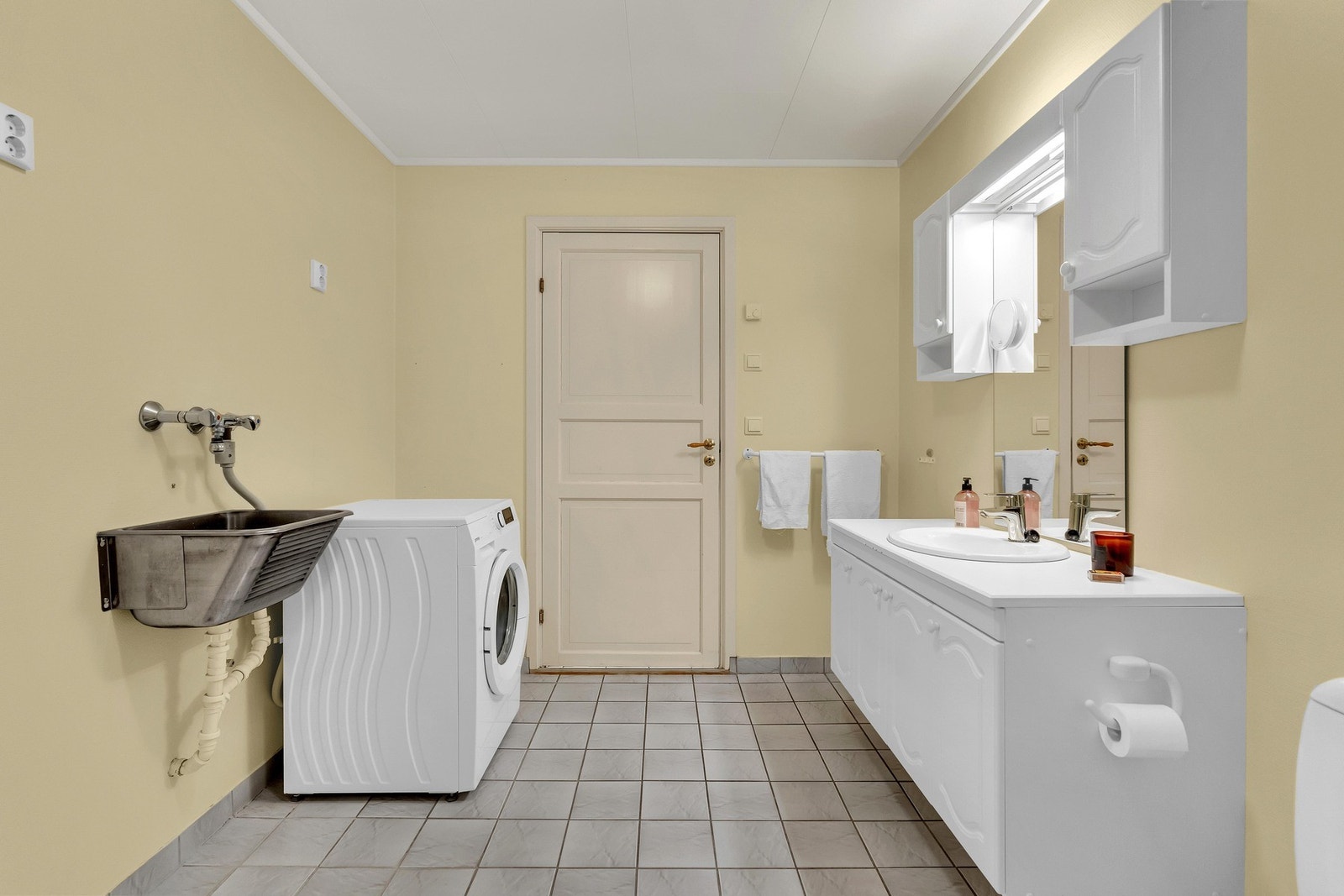 Baderommet er fra byggeåret 1995. Her er det flislagt gulv med elektrisk gulvvarme, og vegger i malt strietapet med fliser i dusjnisje, samt himling med takessplater. Galleribilde