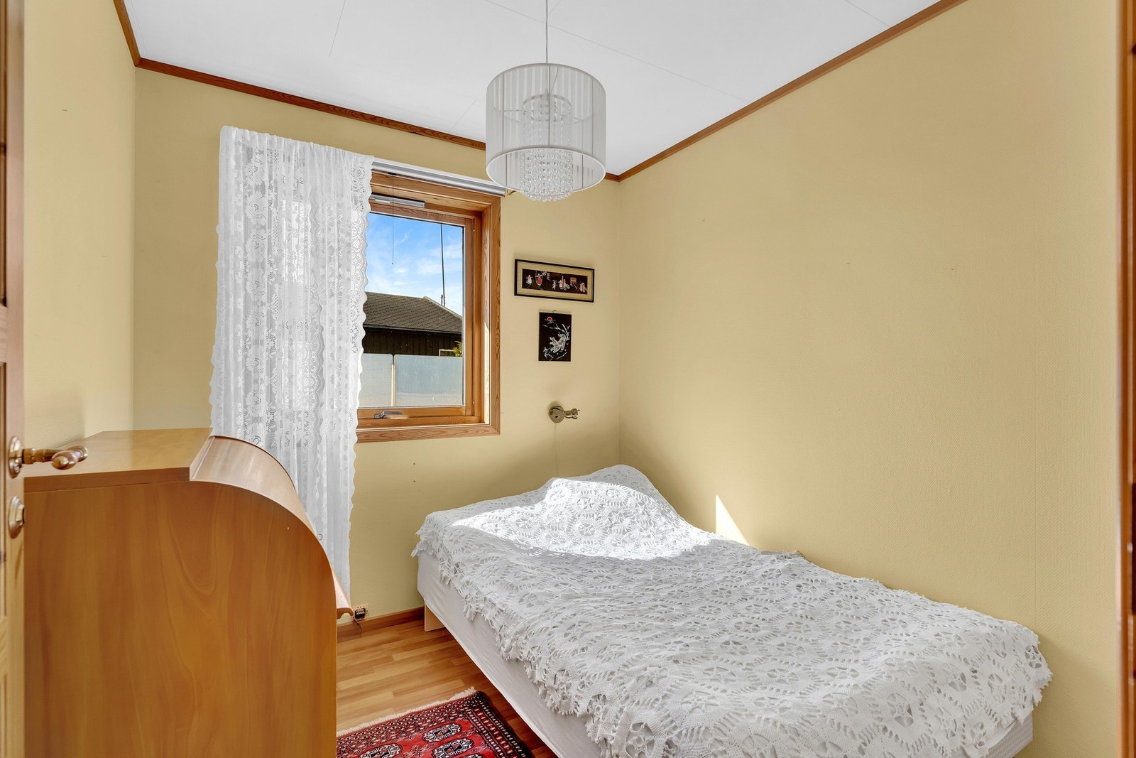 Soverom 2 benyttes i dag som gjesterom og har plass til seng og garderobeløsninger. Dette rommet kan også benyttes som gjesterom eller hjemmekontor. Galleribilde