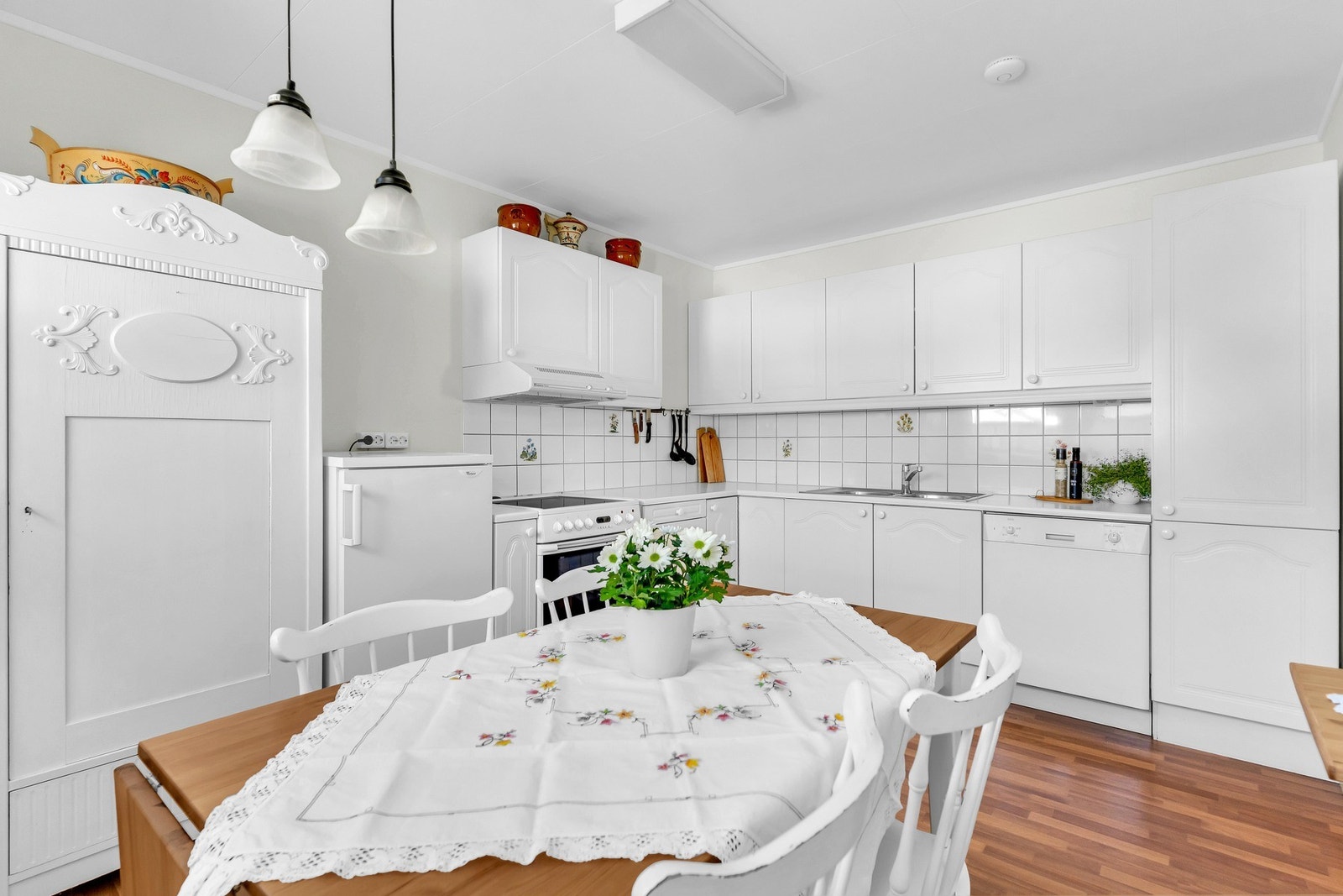 Det er gode oppbevaringsmuligheter i både skuffer og skap. Galleribilde