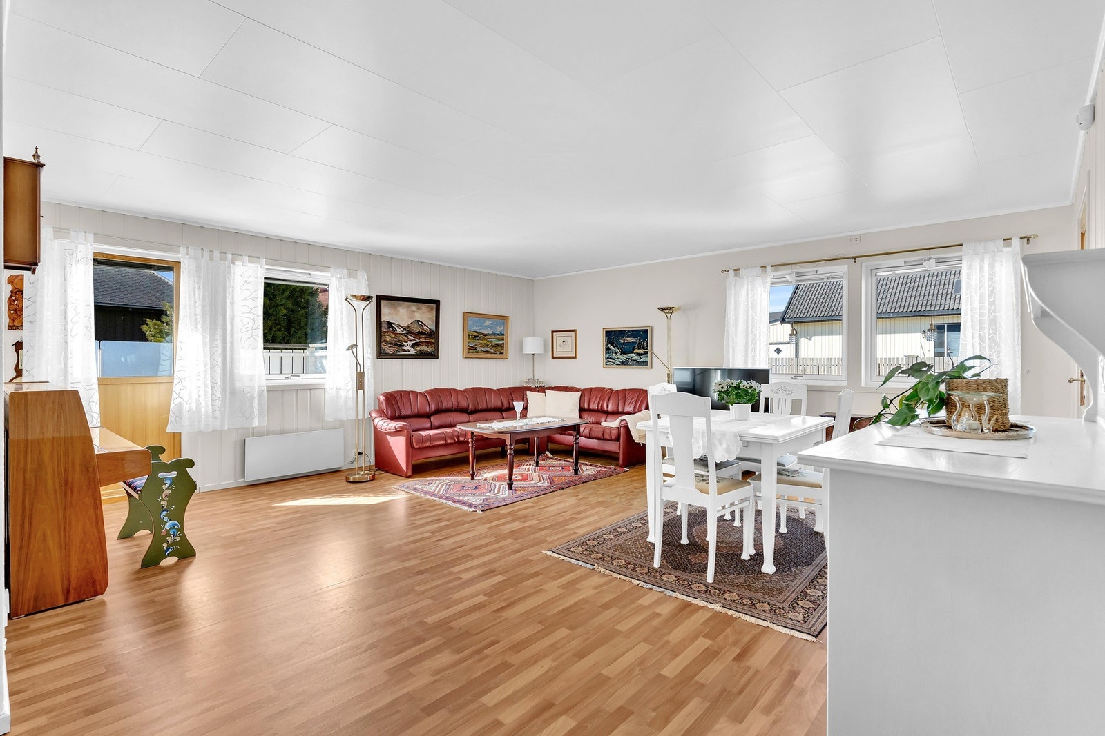 Velkommen til en sjarmerende enebolig beliggende på Bjørkelangen i Aurskog-Høland Kommune. Galleribilde