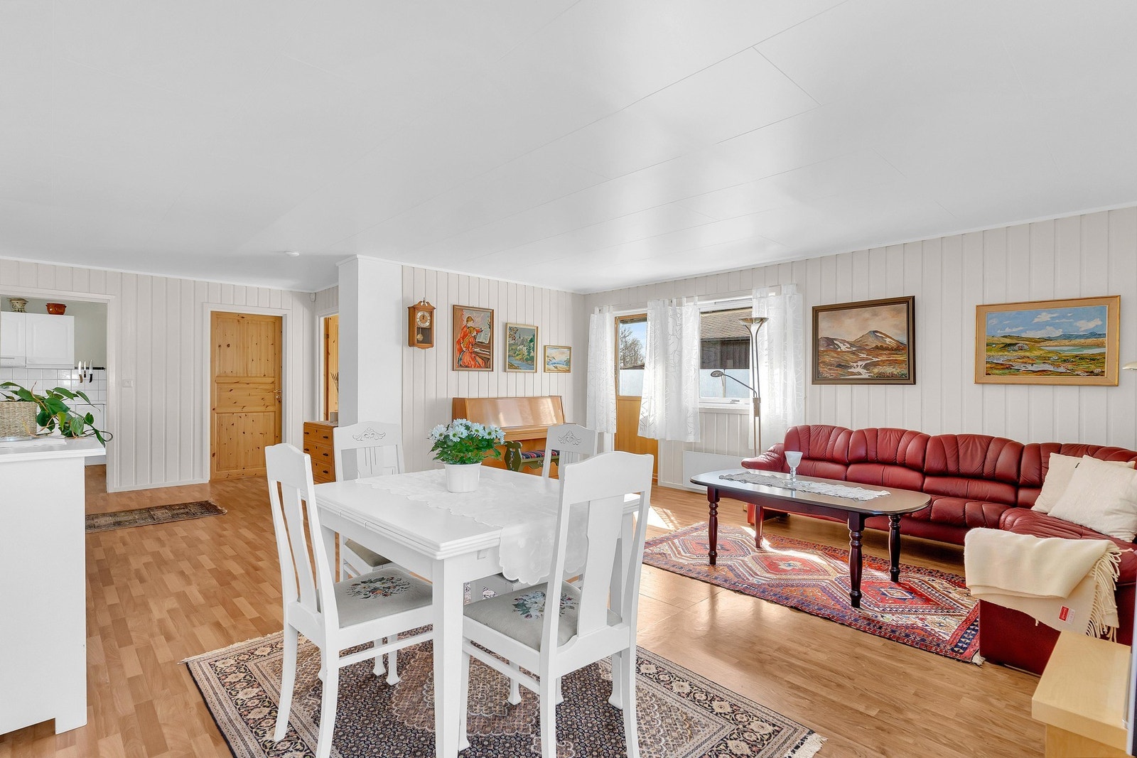 Stuen har en god romutforming slik at du enkelt kan dele rommet inn i ulike sosiale soner. Galleribilde