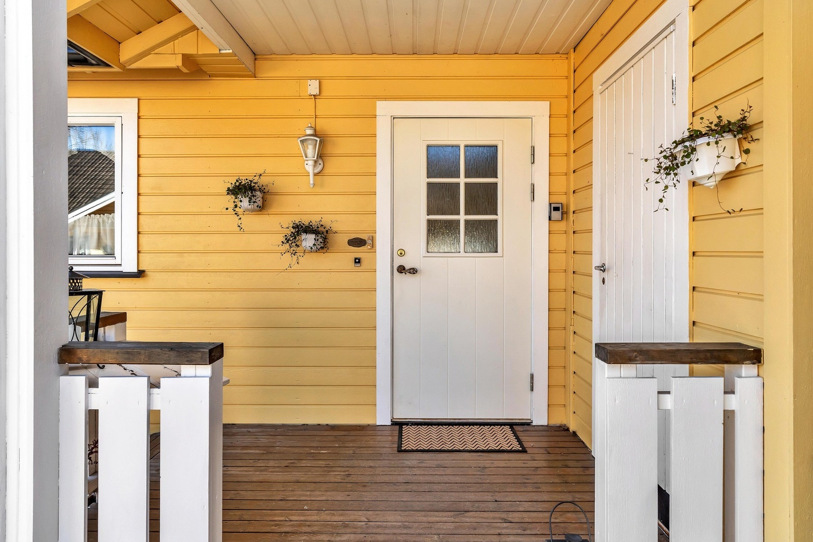 Du har adkomst til boligen via et overbygget inngangsparti og terrasse. Galleribilde