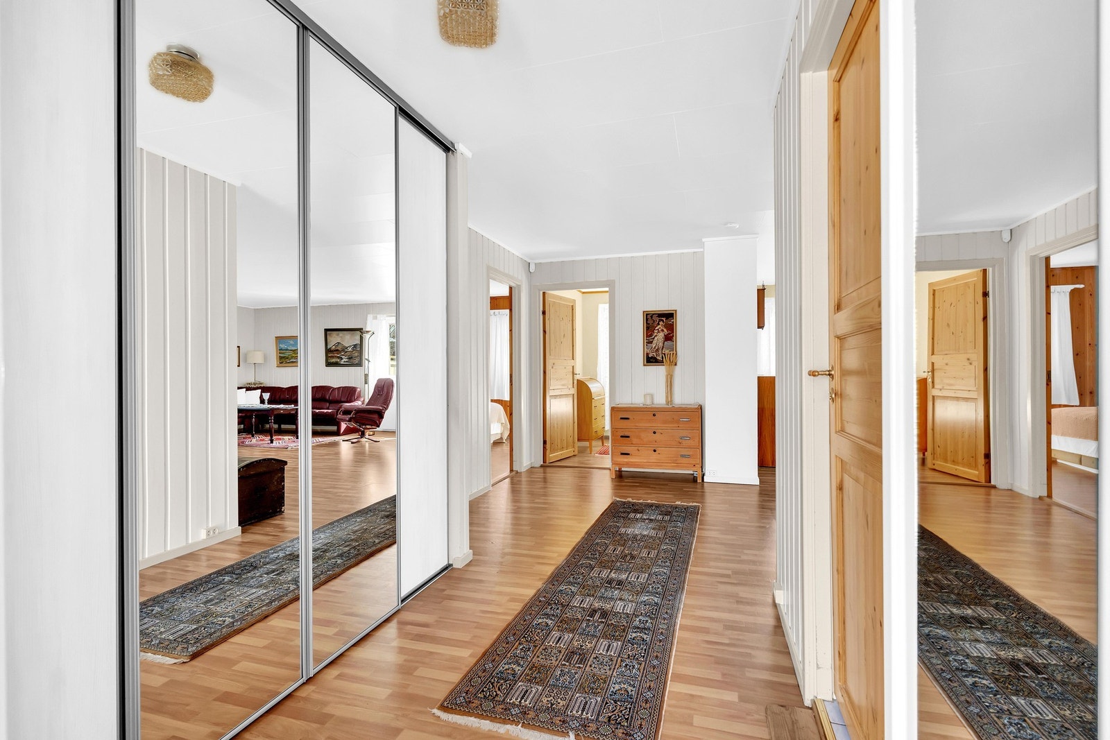 Her ønskes velkommen inn til en romslig entré med gode garderobeløsninger. Galleribilde