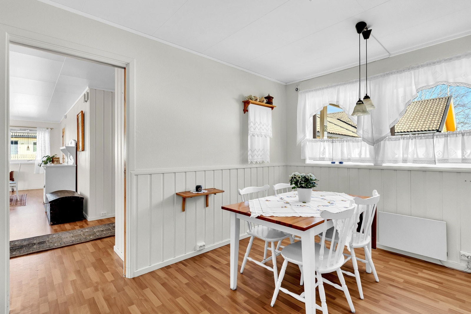 På kjøkkenet har du også plass til et frokostbord! Galleribilde