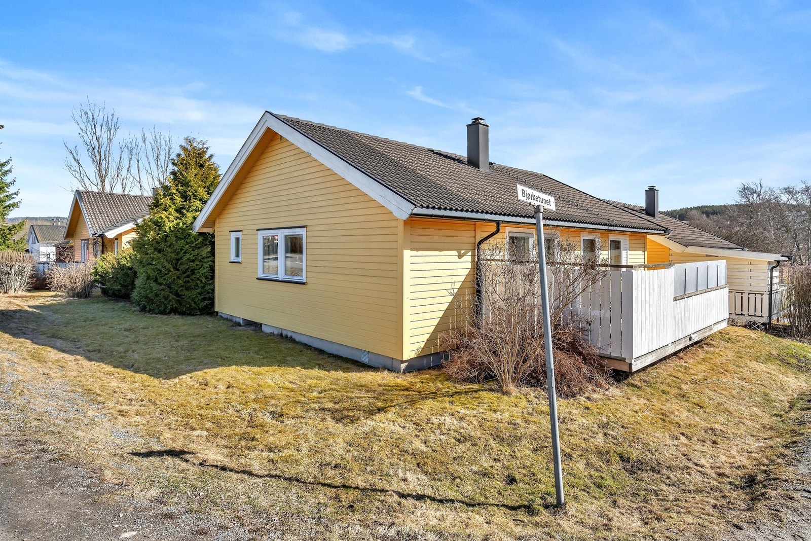 Tomten er blant annet opparbeidet med gressplen, hekk, prydbusker og diverse beplantninger, samt en asfaltert gårdsplass. Galleribilde