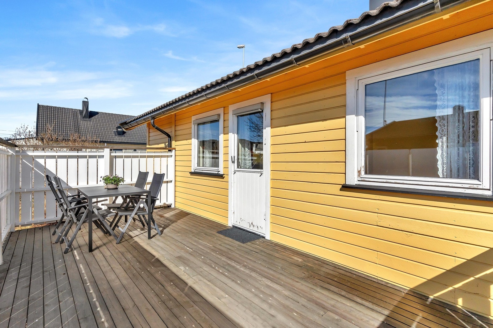 Fra stuen har du adkomst til boligens uteområde bestående av en terrasse på 22 m². Det er god plass til grill og flere sittegrupper, samt annet ønskelig møblement. Galleribilde