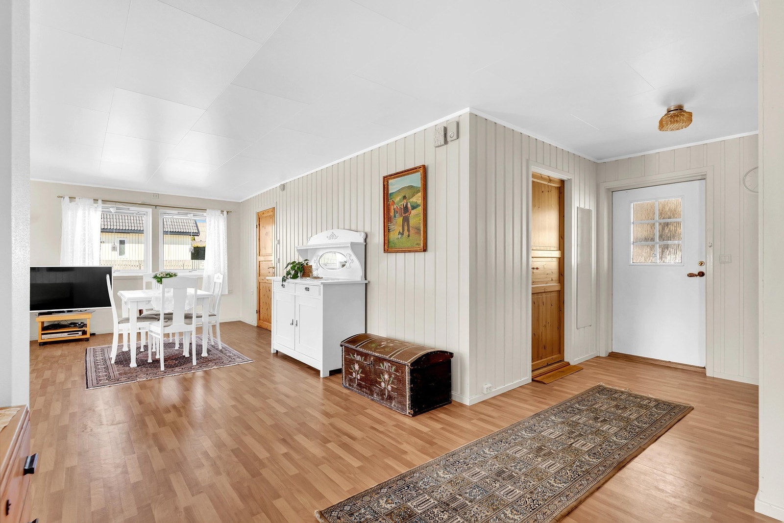 Videre fra entréen har du adgang til boligens oppholdsrom. Galleribilde