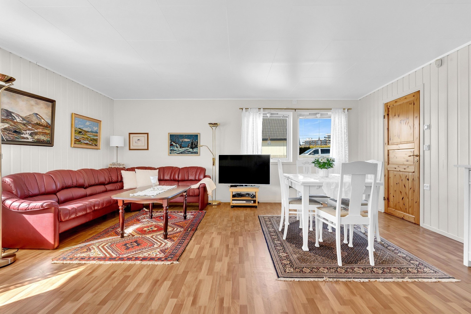 Her har du god plass til en sofagruppe med tilhørende møblement, samt plass til en spisegruppe for sosiale sammenkomster. Galleribilde