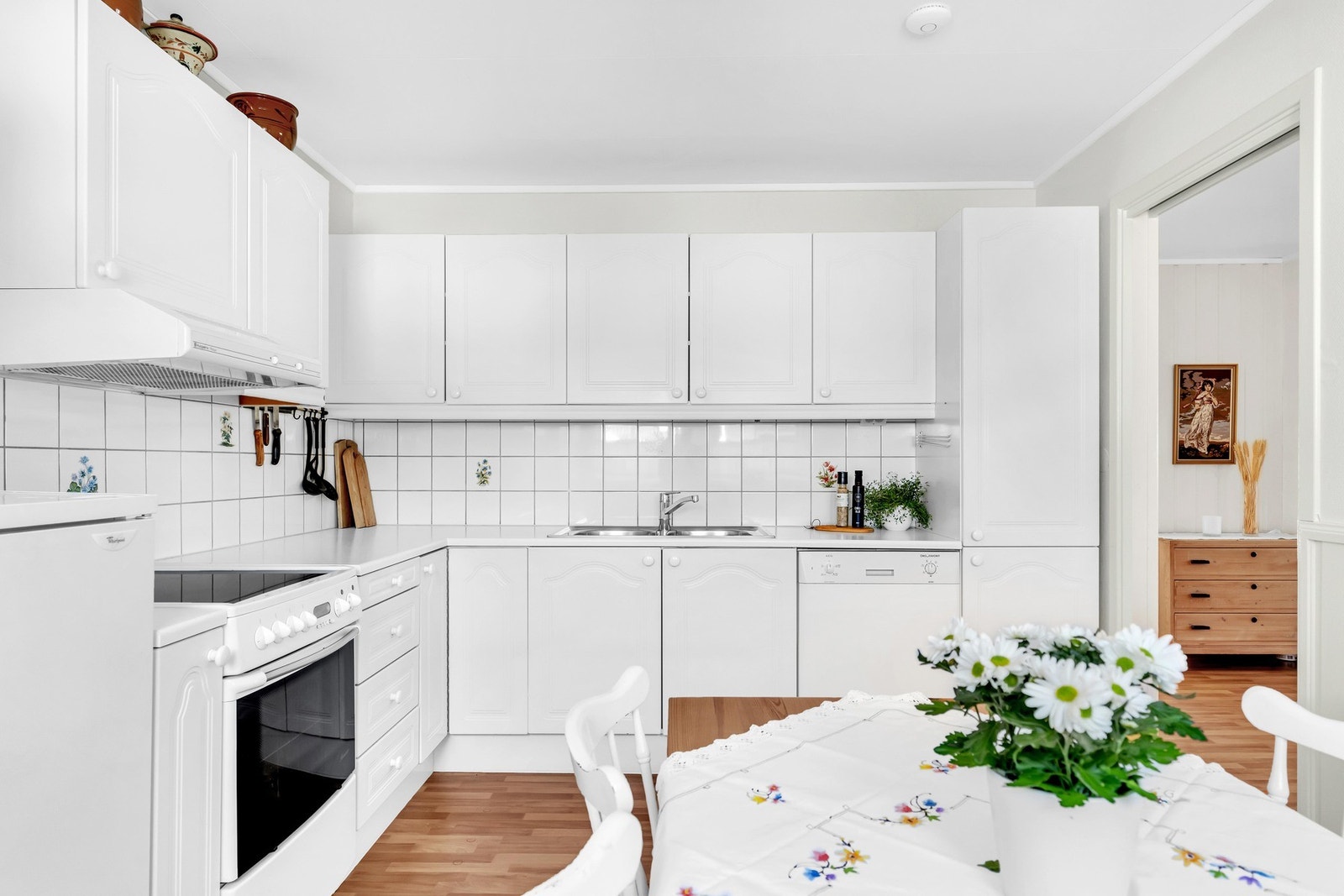 Det er også komfyr med keramisk platetopp og mekanisk kjøkkenventilator tilkoblet avtrekkskanal, samt frittstående kjøleskap og oppvaskmaskin. Galleribilde