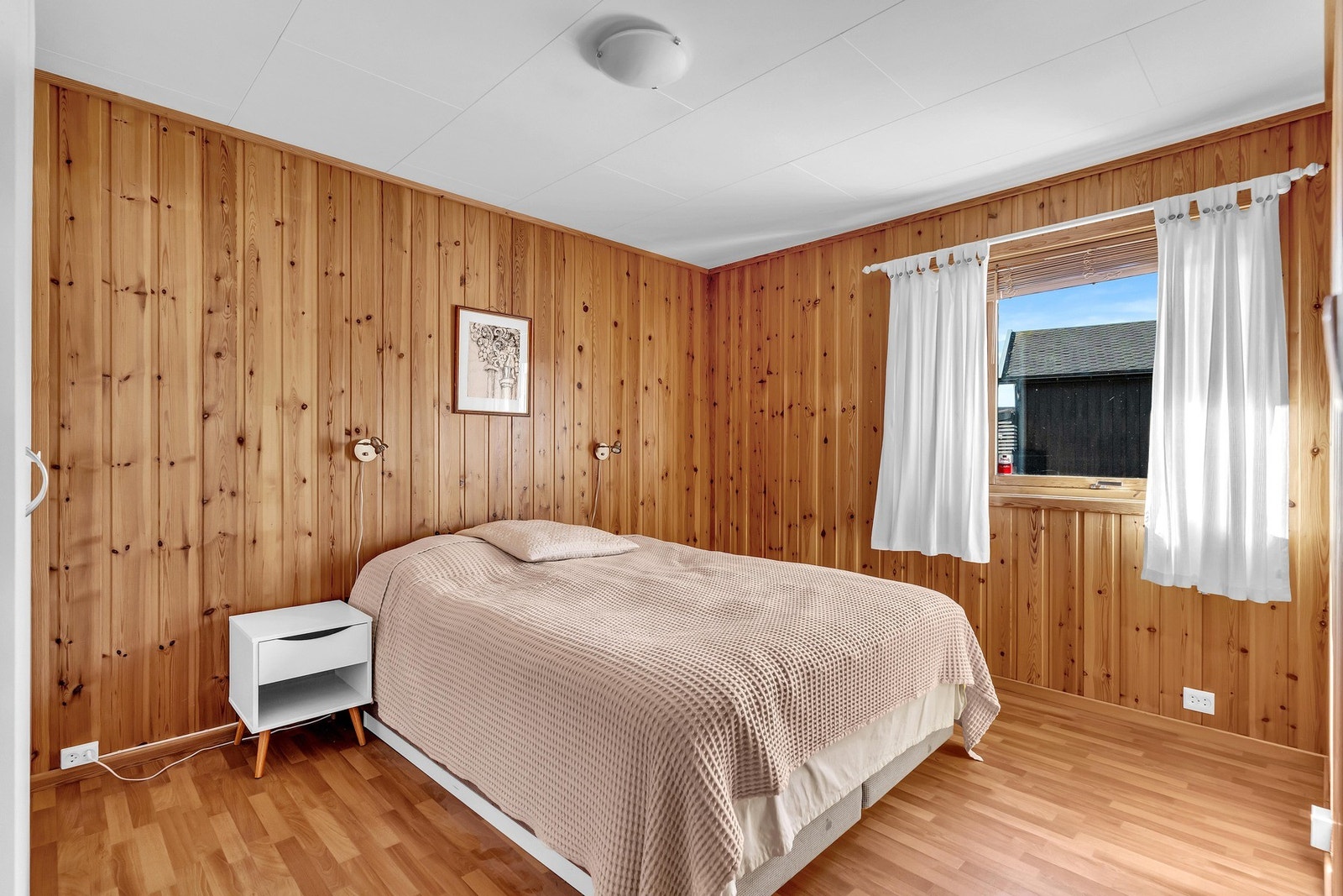 Soverom 1 benyttes i dag som hovedsoverom. Dette rommet har en stor garderobe som brer seg over sengeplassen. Galleribilde