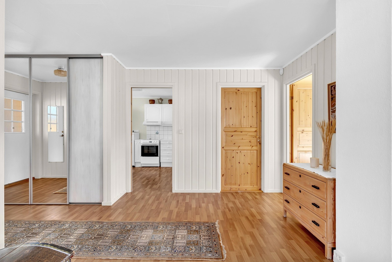 Men man kan ikke invitere gjester uten et sted å tilberede noe snacks?
Vi skal jo selvfølgelig se kjøkkenet også! Kom igjen! Galleribilde