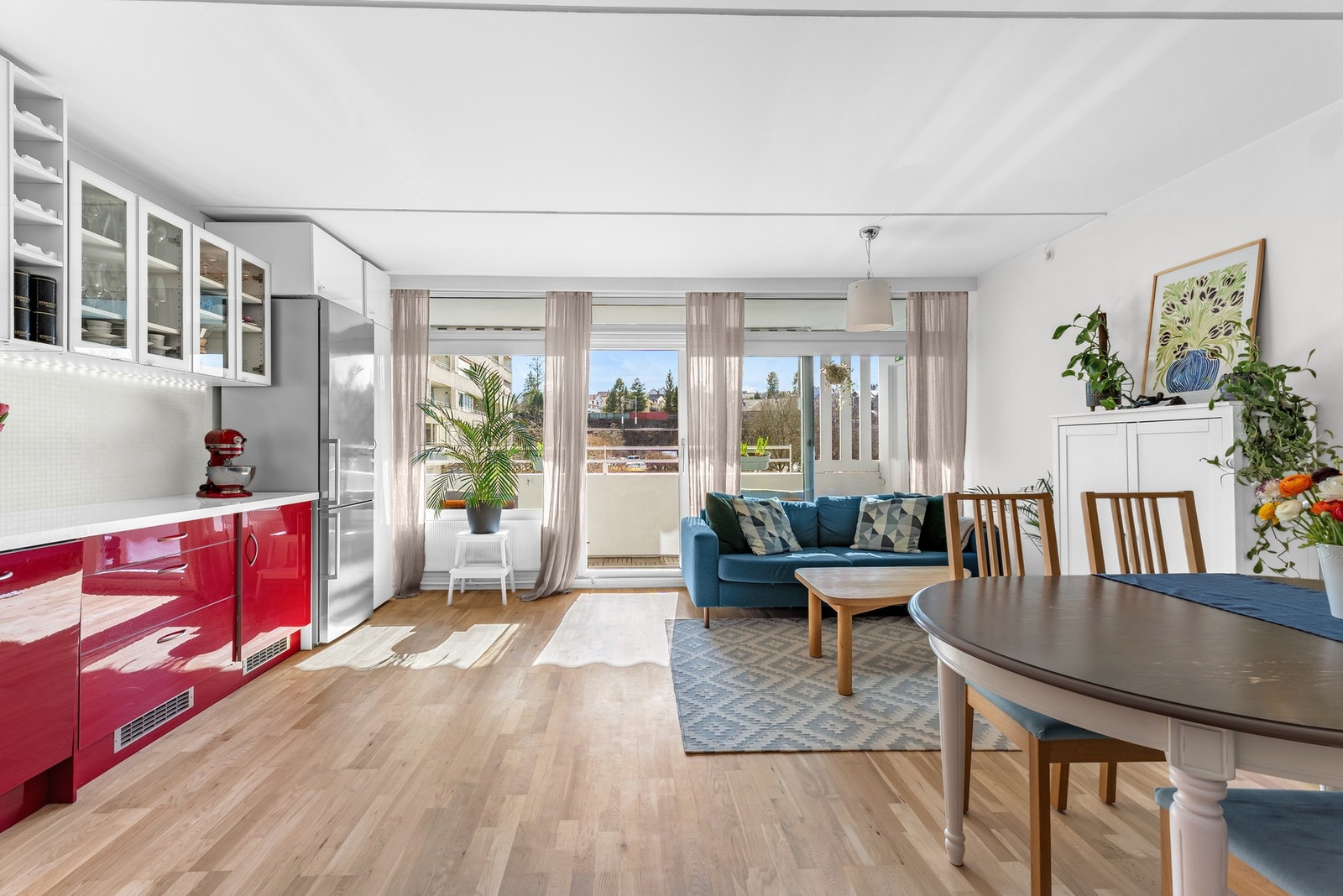 Sjekk ut denne lyse stuen! Stuen har store vindusflater, 3-stavs parkett på gulv og lysmalte vegger. Galleribilde