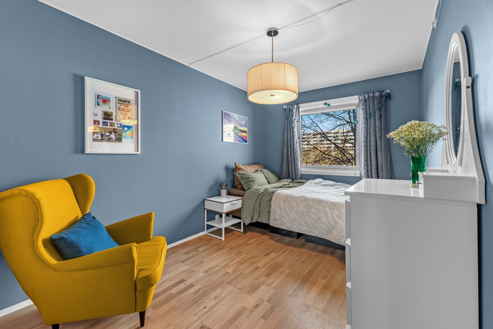 Soverom 2 er også av god størrelse og malt i en behagelig blåfarge. Galleribilde