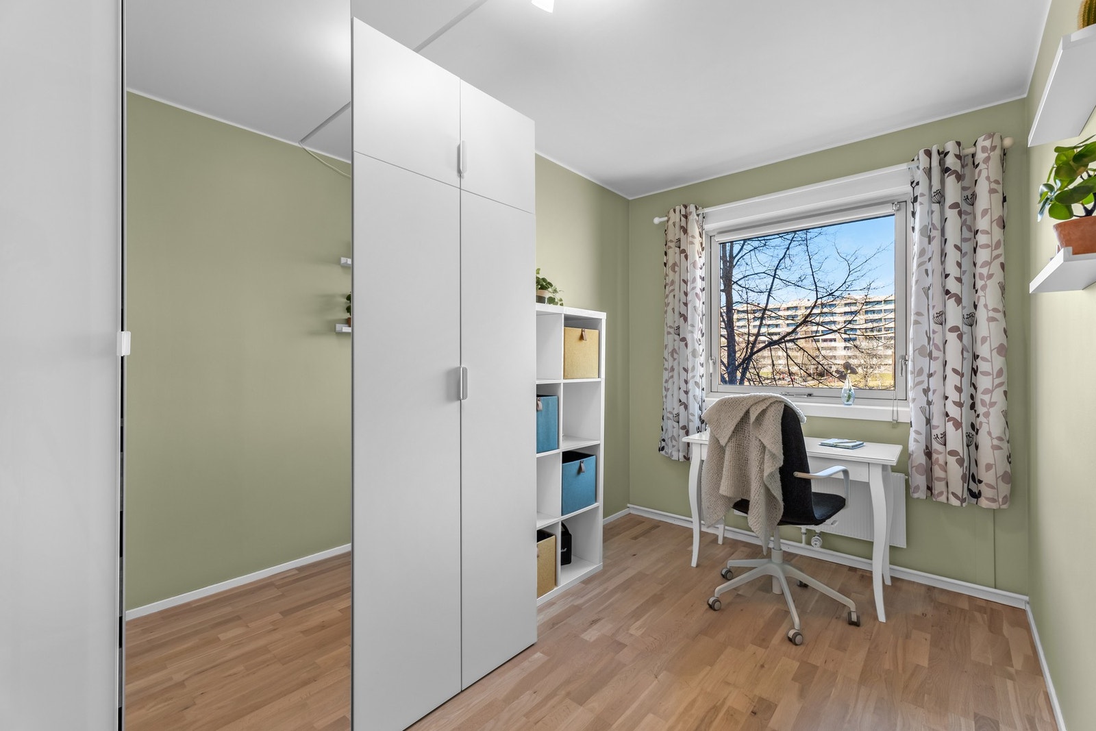 Det kan fungere som barnerom, hjemmekontor eller kombinert gjesterom og kontor - her har du mange muligheter, alt etter behov og livssituasjon. Galleribilde