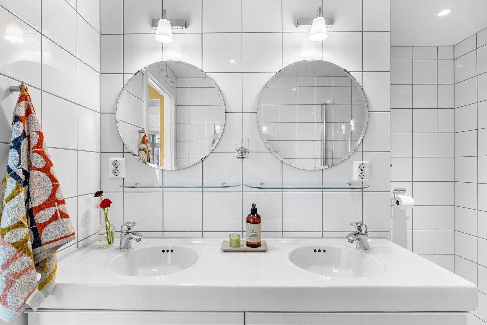 Dobbel servant er perfekt for travle hverdagsmorgener - her kan to pusse tennene samtidig. Galleribilde
