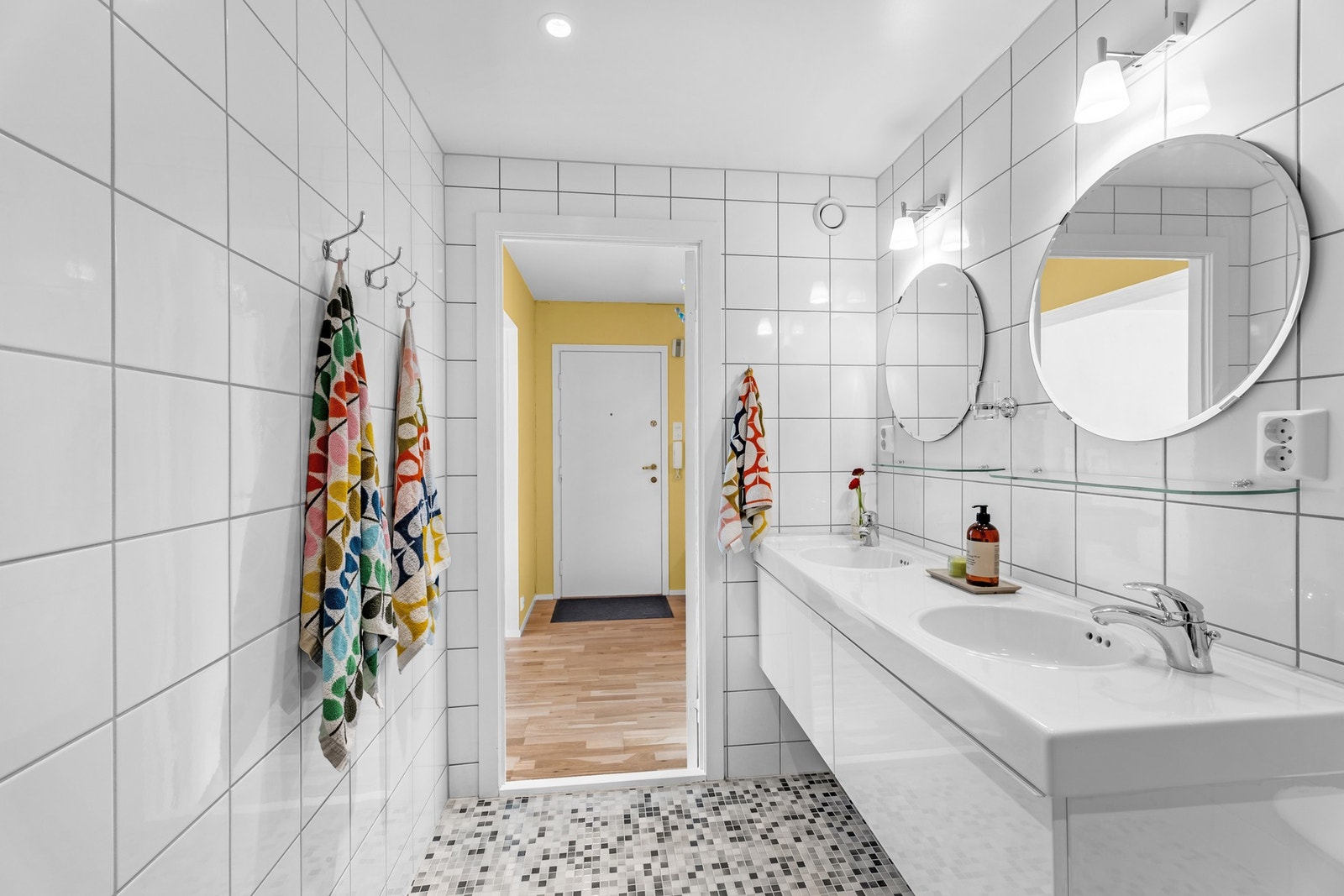 Badet ble pusset opp og utvidet i regi av borettslaget i 2019 og har et lyst, helflislagt uttrykk. Galleribilde