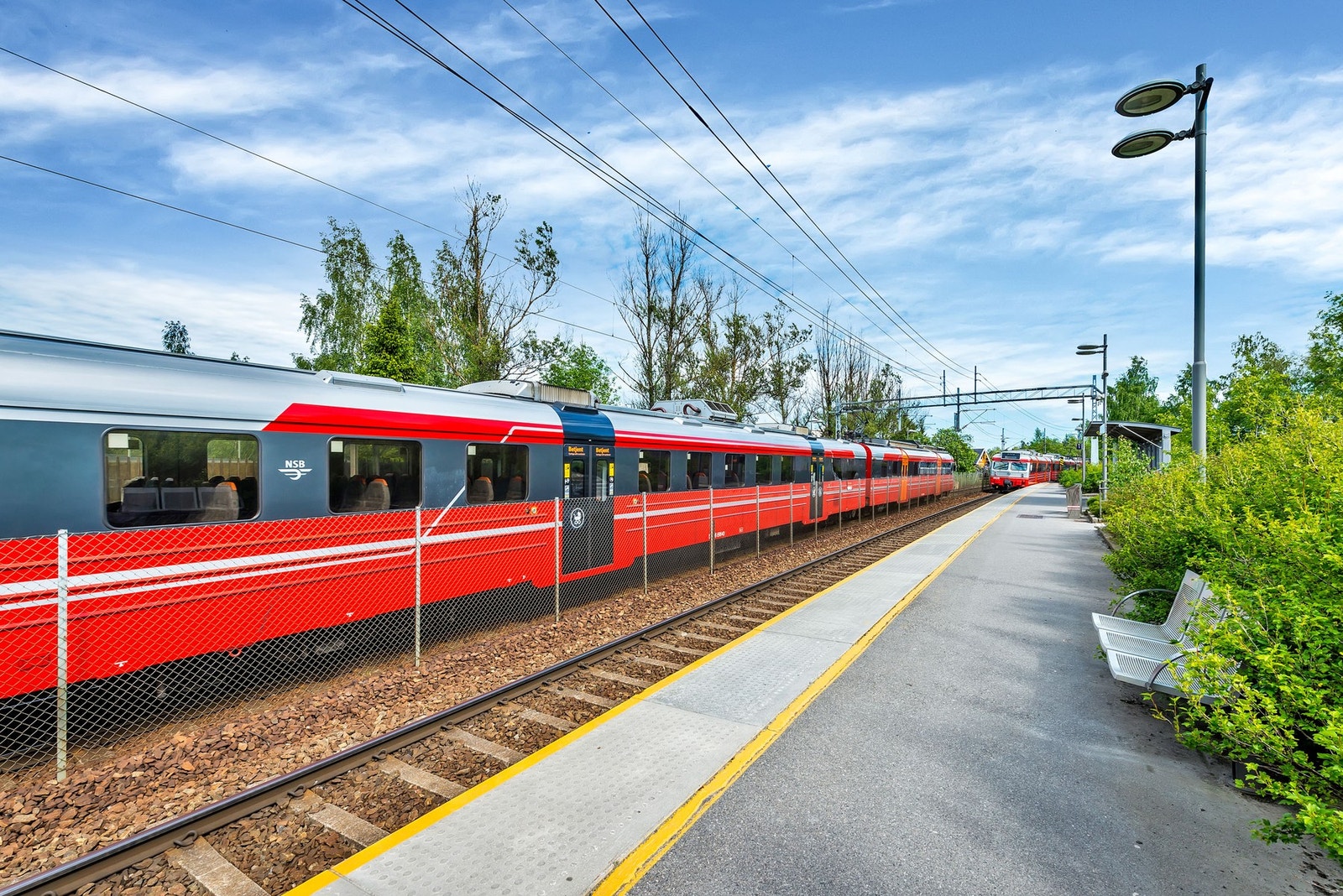 Fra leiligheten er det kort vei til Haugenstua togstasjon. Herifra tar det ca. 13 minutter å reise til Oslo S. Galleribilde