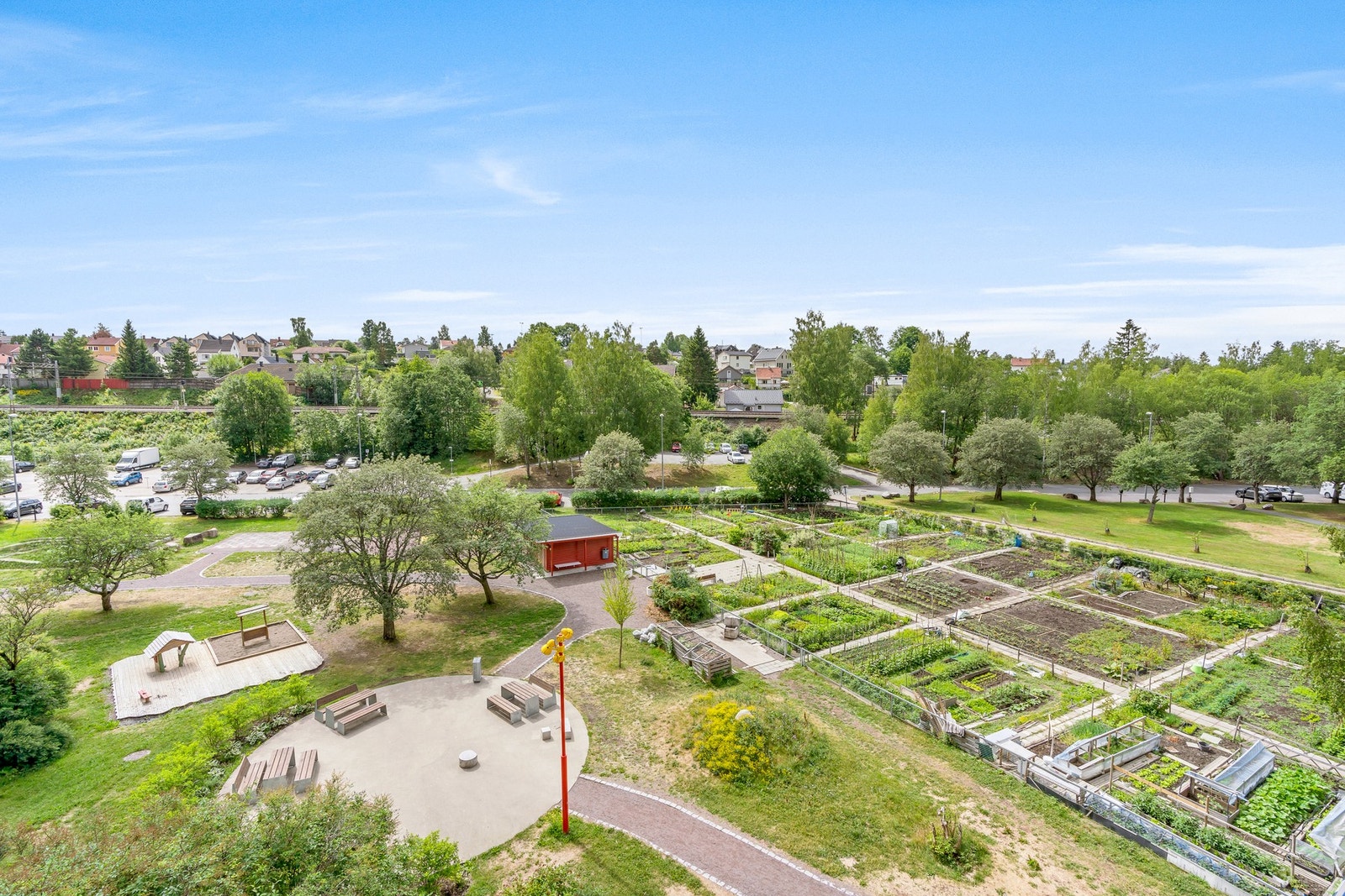 Parsellhagen på Haugenstua er en av Groruddalens største parsellhager. Denne er frodig og her dyrkes det masse forskjellig vekster, alt fra urter til poteter og løk. Galleribilde