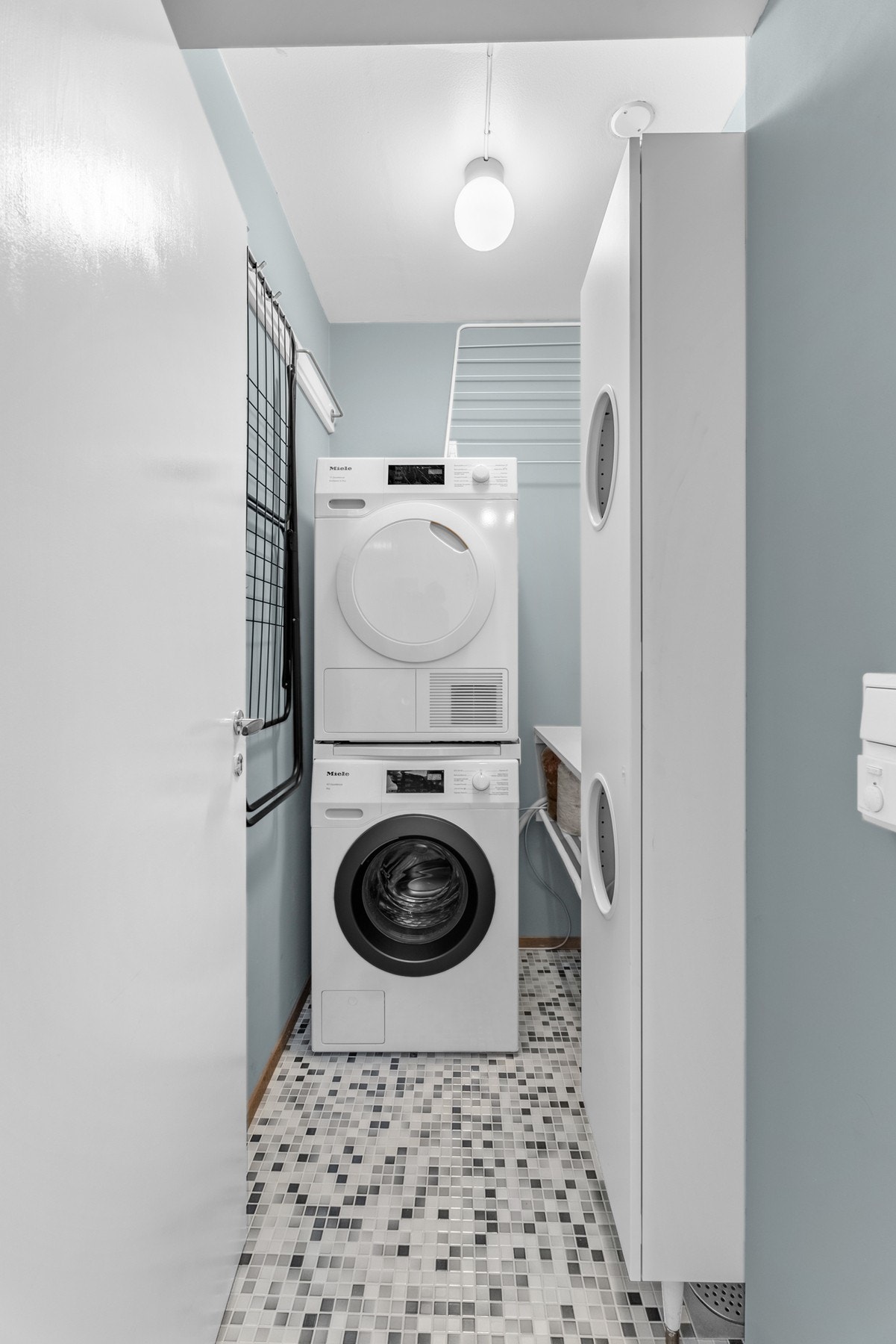 I forbindelse med rehabilitering av badet, ble også boden oppgradert og er i dag innredet som et vaskerom. Med opplegg for vaskemaskin og sluk i gulvet har du alt du trenger for å ta klesvasken hjemme. Galleribilde
