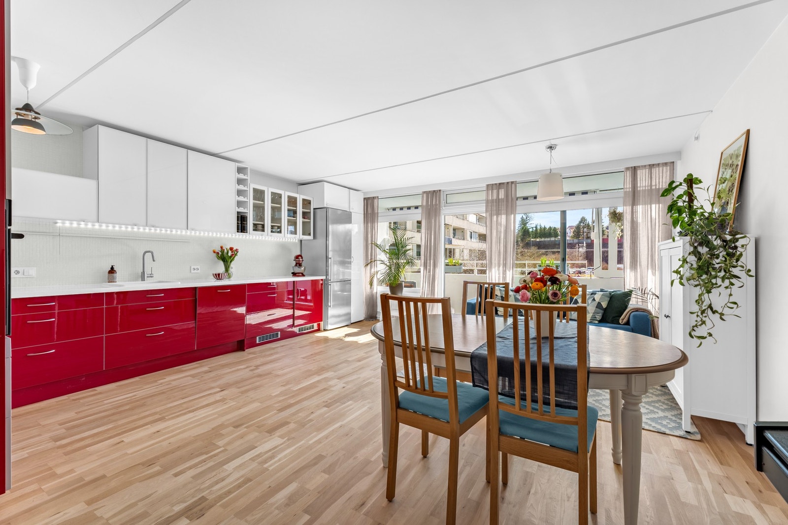 Her er det plass til både sofa og spisegruppe. Galleribilde