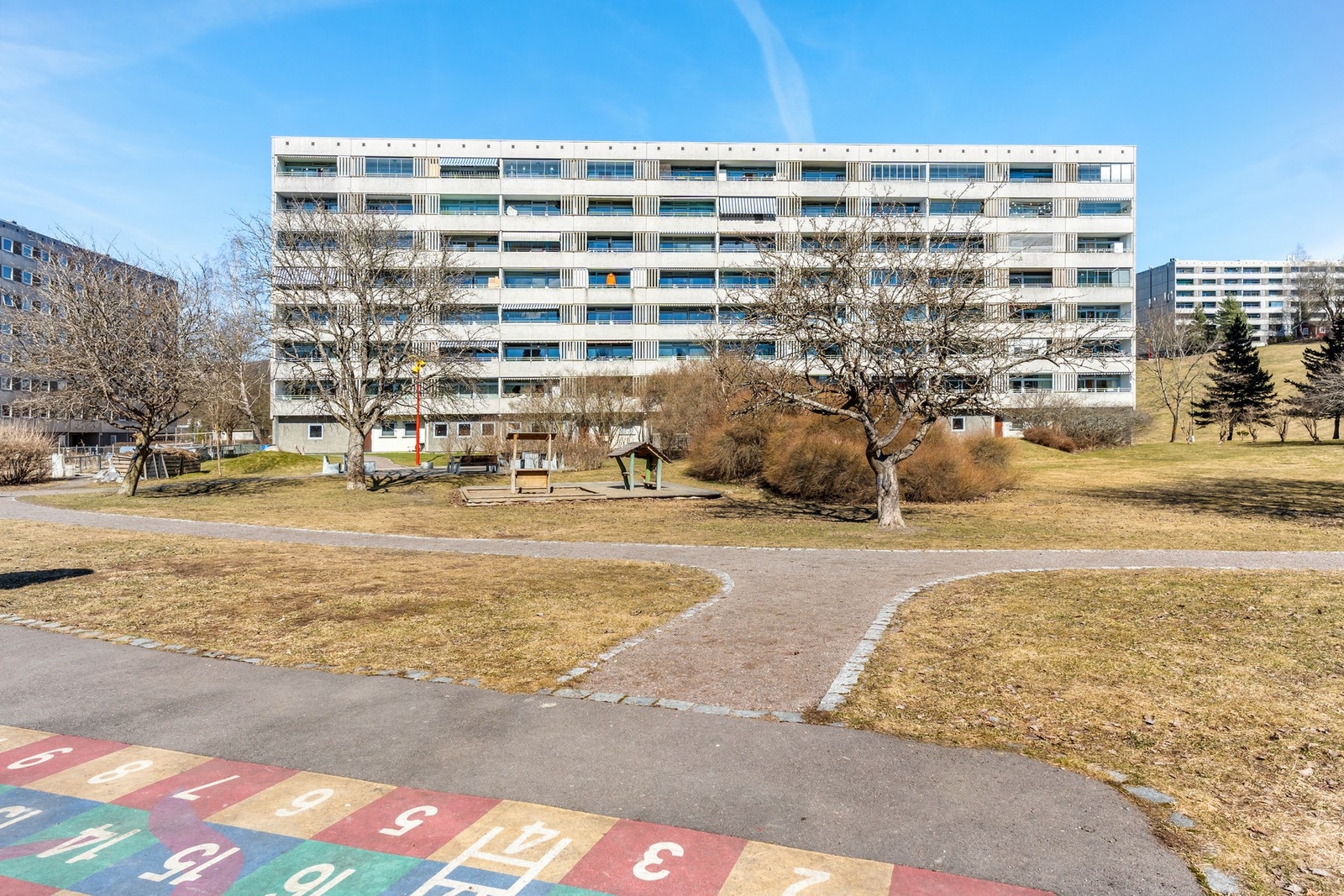 Leiligheten ligger i byggets 1. etasje (høy 1. etasje tilsvarende 2. etasje). Galleribilde
