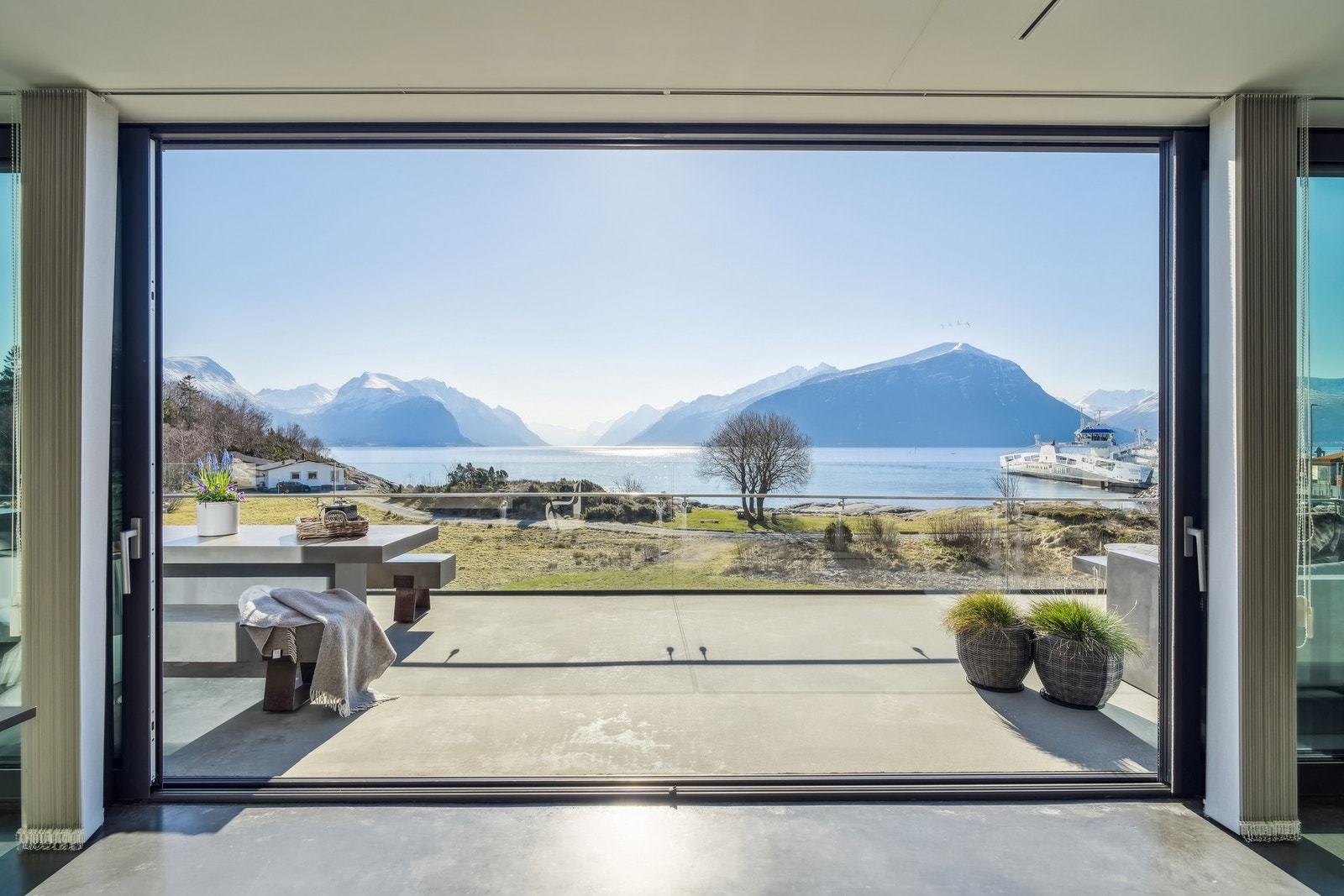 Om sommeren kan man nærmest viske bort skillet mellom inne og ute. Galleribilde