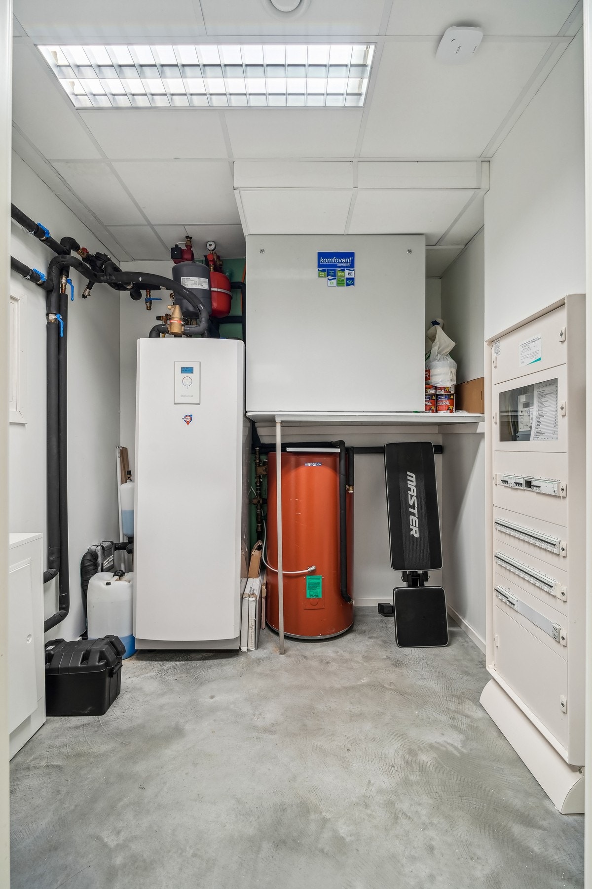 Boligen har godt med ekstra lagringsplass i underetasjen; i et teknisk rom og en stor bod med egen utgang. Galleribilde