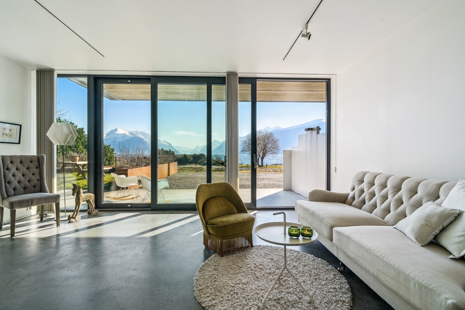 Mot øst har boligen en separat leilighet i underetasjen, bestående av entré, bad, stue, kjøkken og to soverom. Galleribilde