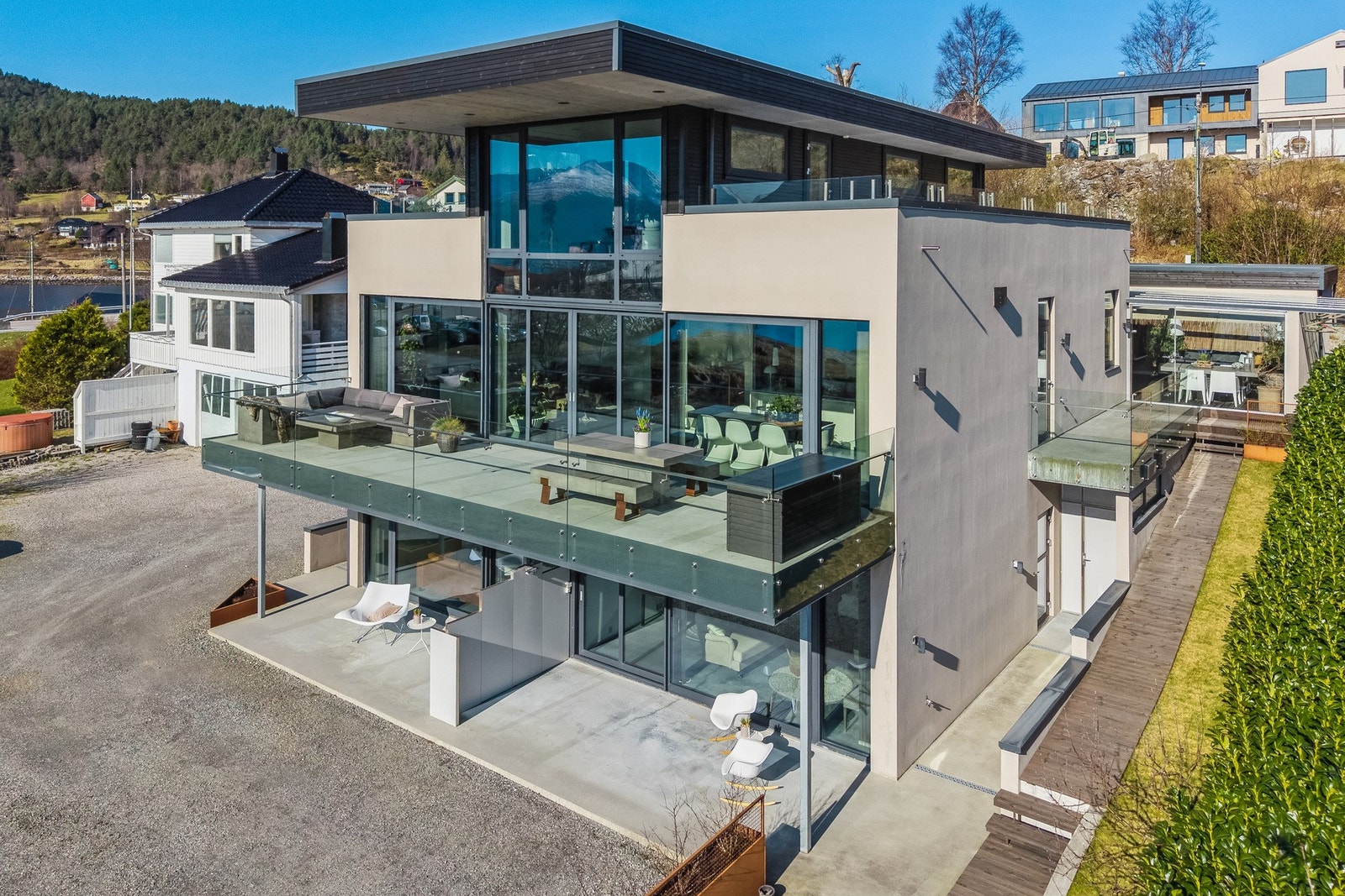 En rekke uteplasser innbyr til hygge, og hovedstuen har utgang til en herlig betongaltan på ca. 35 kvm. Galleribilde