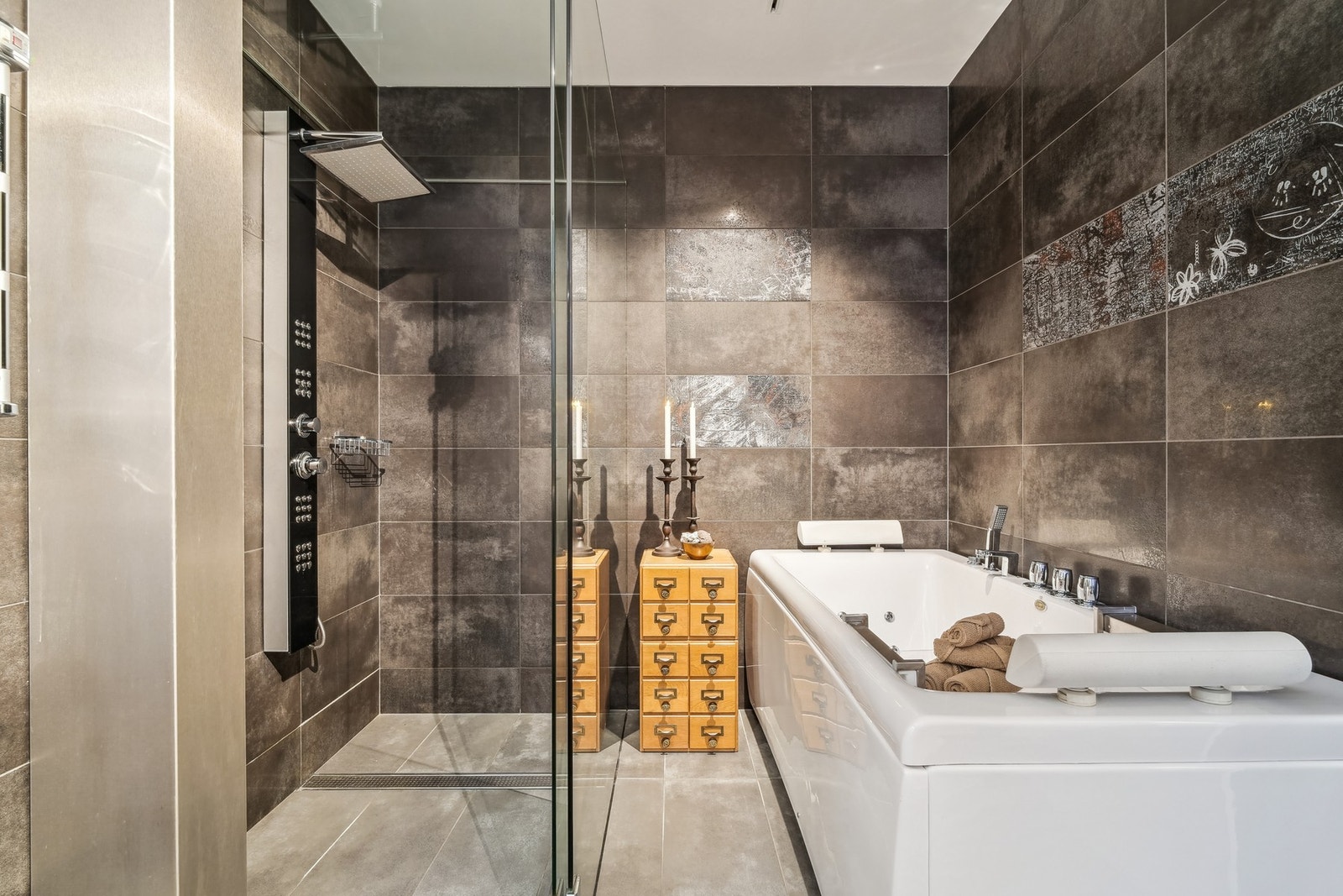 Masterbadet har både et dusjhjørne og et deilig boblebadekar med dusjløsning. Galleribilde