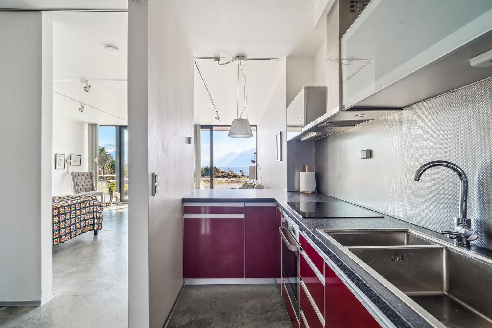 Kjøkkenet i leiligheten har to karusell-skap, og stekeovn og induksjonstopp er integrert i innredningen. Galleribilde