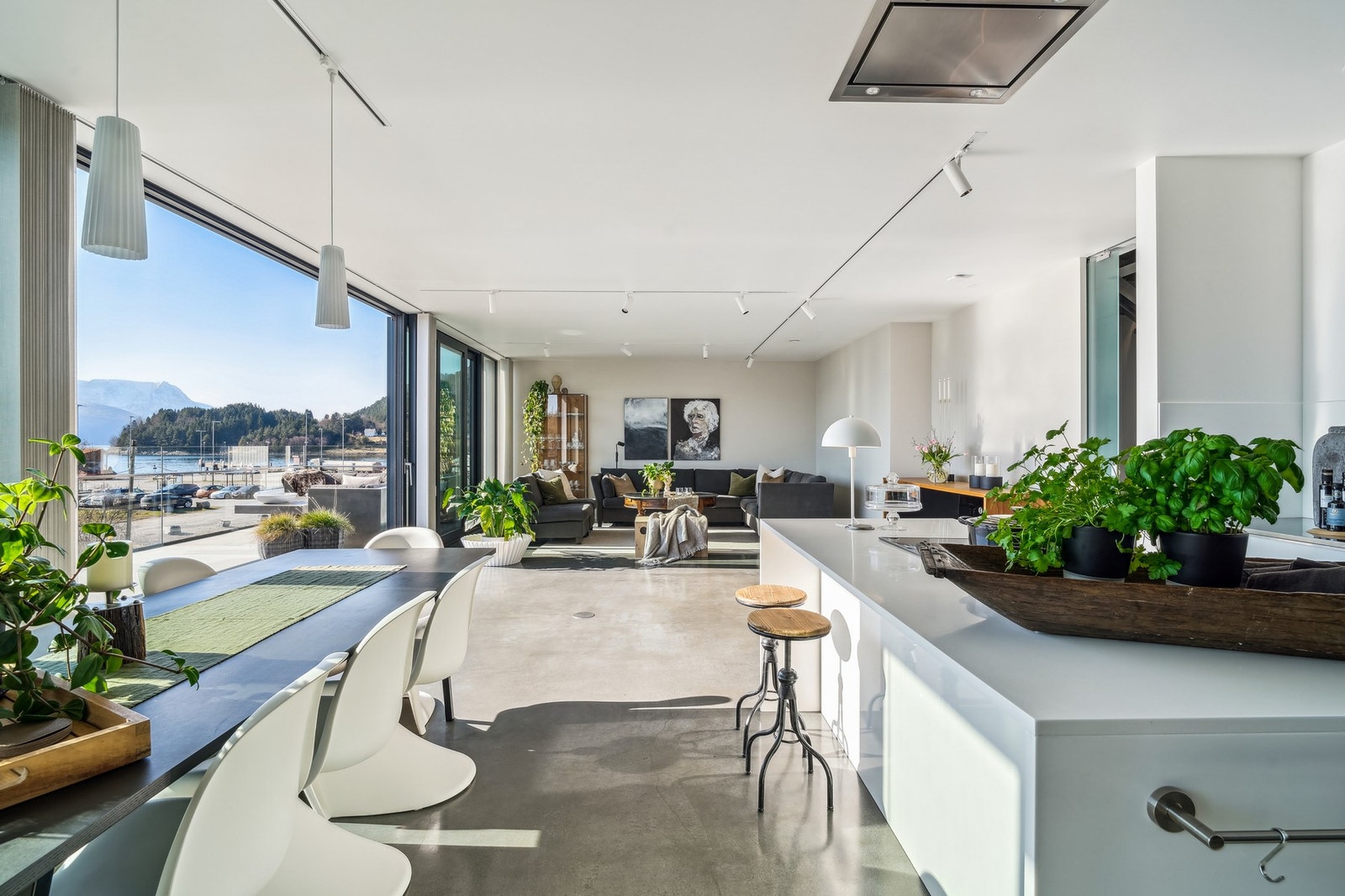 En flott kjøkkenøy er samlingspunktet, perfekt til måltider og gode samtaler, men også for lekselesing mens maten lages. Galleribilde