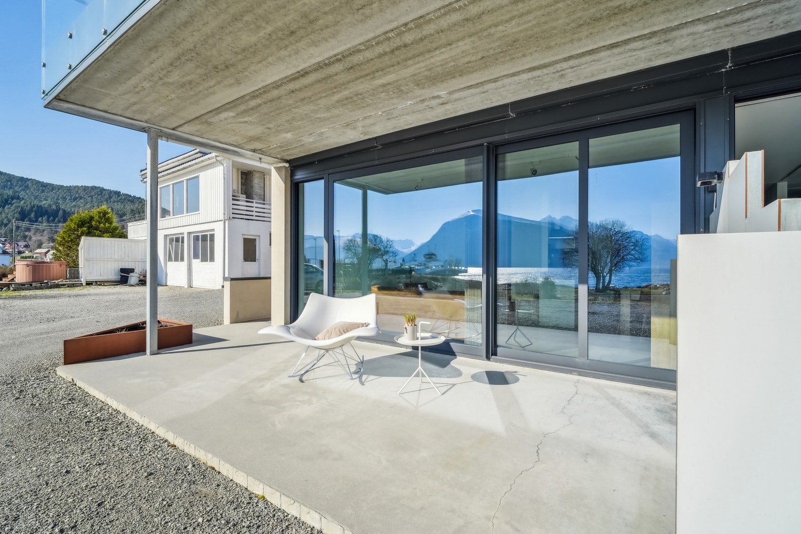 Terrassen til hybelen har samme orientering mot syd, og en levegg på midten deler opp uteplassen for hybelen og leiligheten. Galleribilde