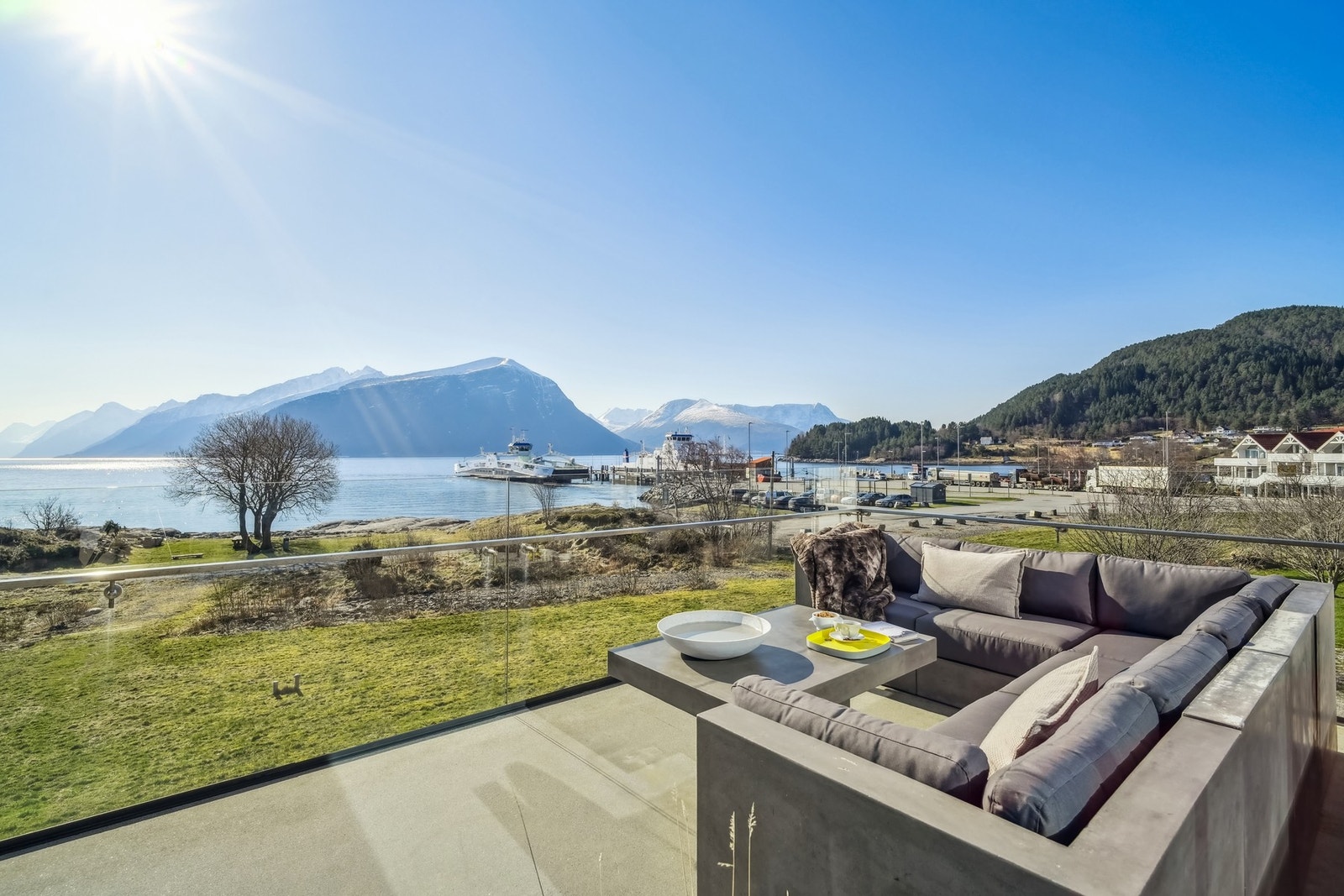 Solforhold til rundt klokka 20.30 nytes til fulle på en rekke uteplasser. Galleribilde