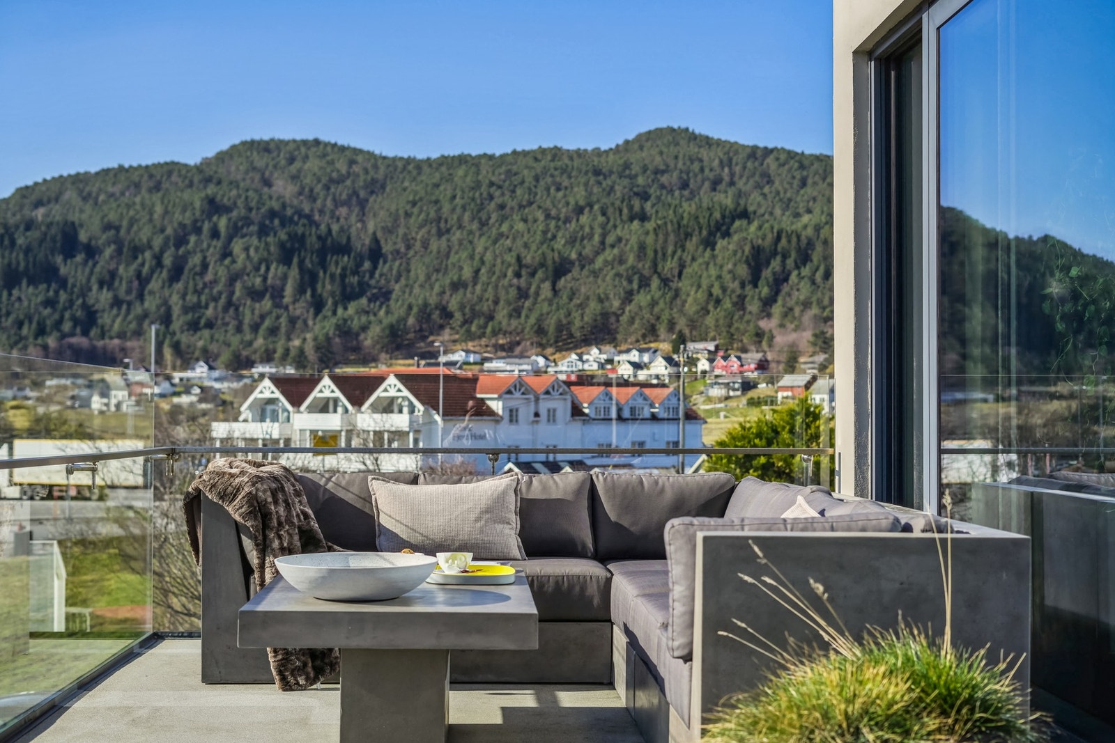 Glassflater langs rekkverket ivaretar den nydelige utsikten over det vakre landskapet. Galleribilde