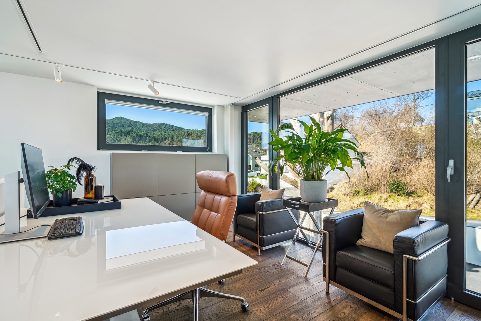 Utsikten er glimrende, og vinduer i alle retninger sørger for rikelig med naturlig lys. Galleribilde