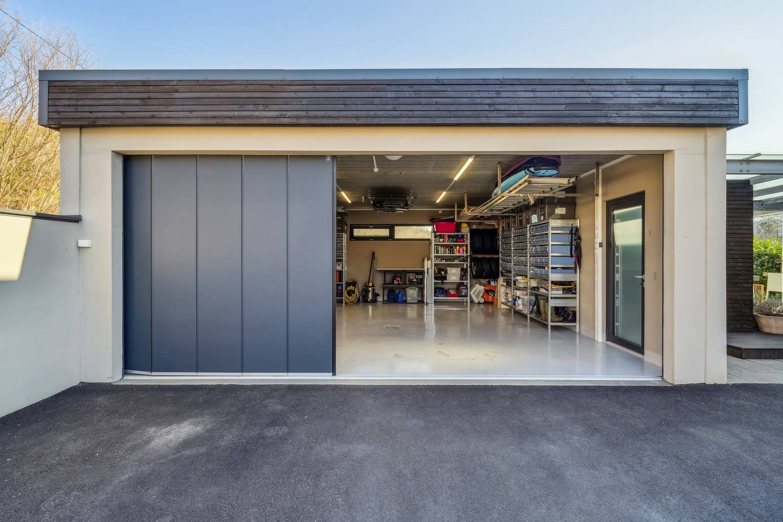 Parkeringen er god, på en asfaltert gårdsplass og i en dobbelgarasje i samme stil som huset. Galleribilde