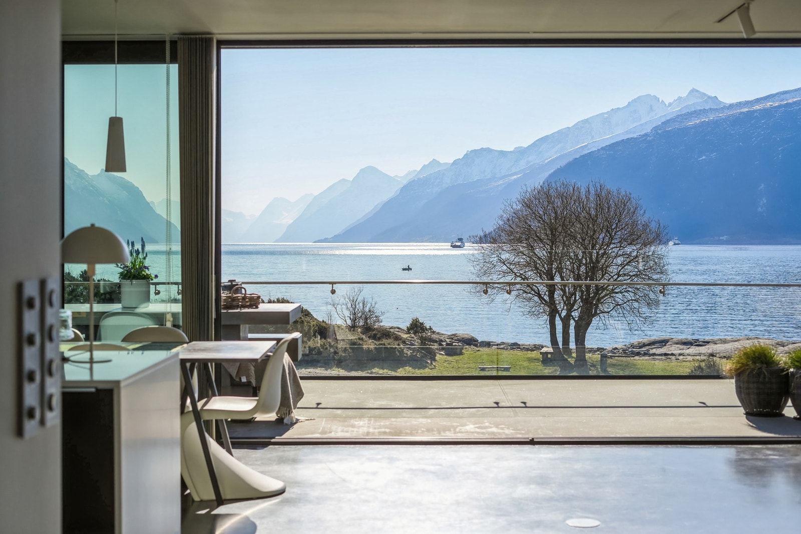 - med fjorden som vakkert bakteppe. Galleribilde