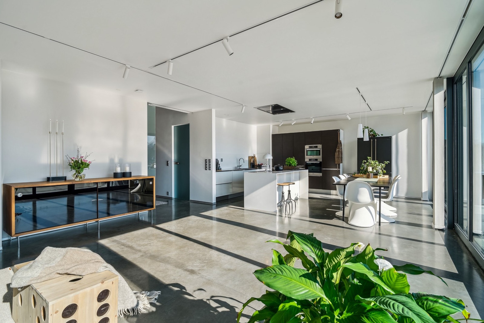 Stuen er naturlig inndelt i ulike soner, og det passer utmerket å innrede med spiseplass ved kjøkkeninnredningen. Galleribilde