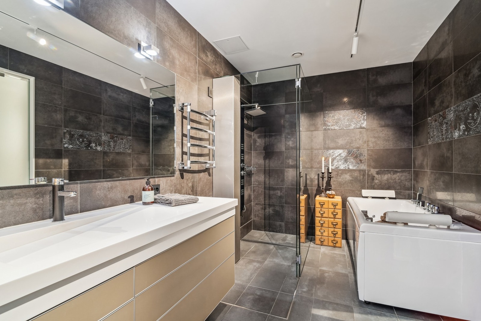 Et av badene ligger i tilknytning til hovedsoverommet - en behagelig hverdagsluksus. Galleribilde