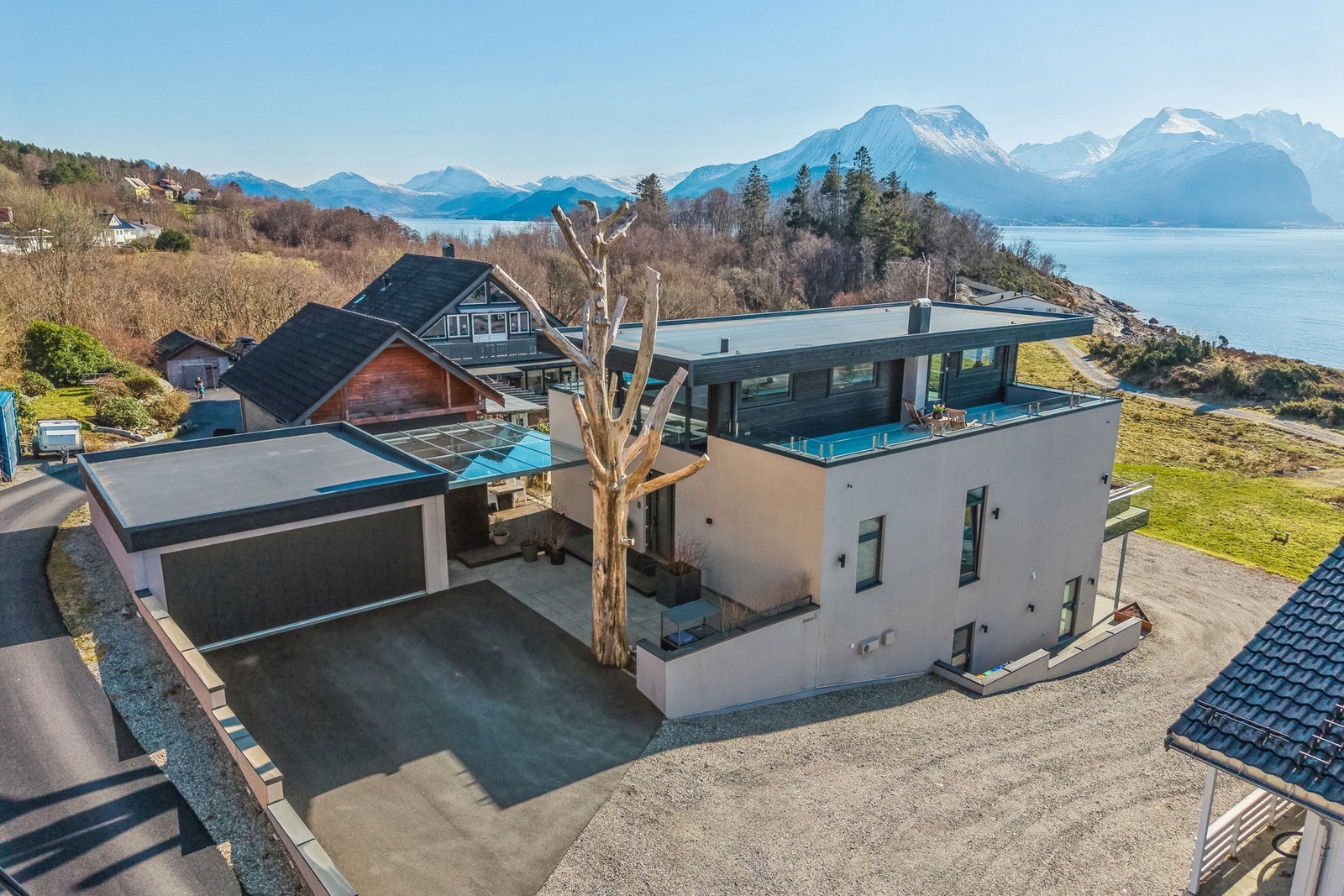 Boligen har dobbelgarasje, og i underetasjen er det leilighet og hybel som gir hele 18. 600 i månedlige leieinntekter. Galleribilde