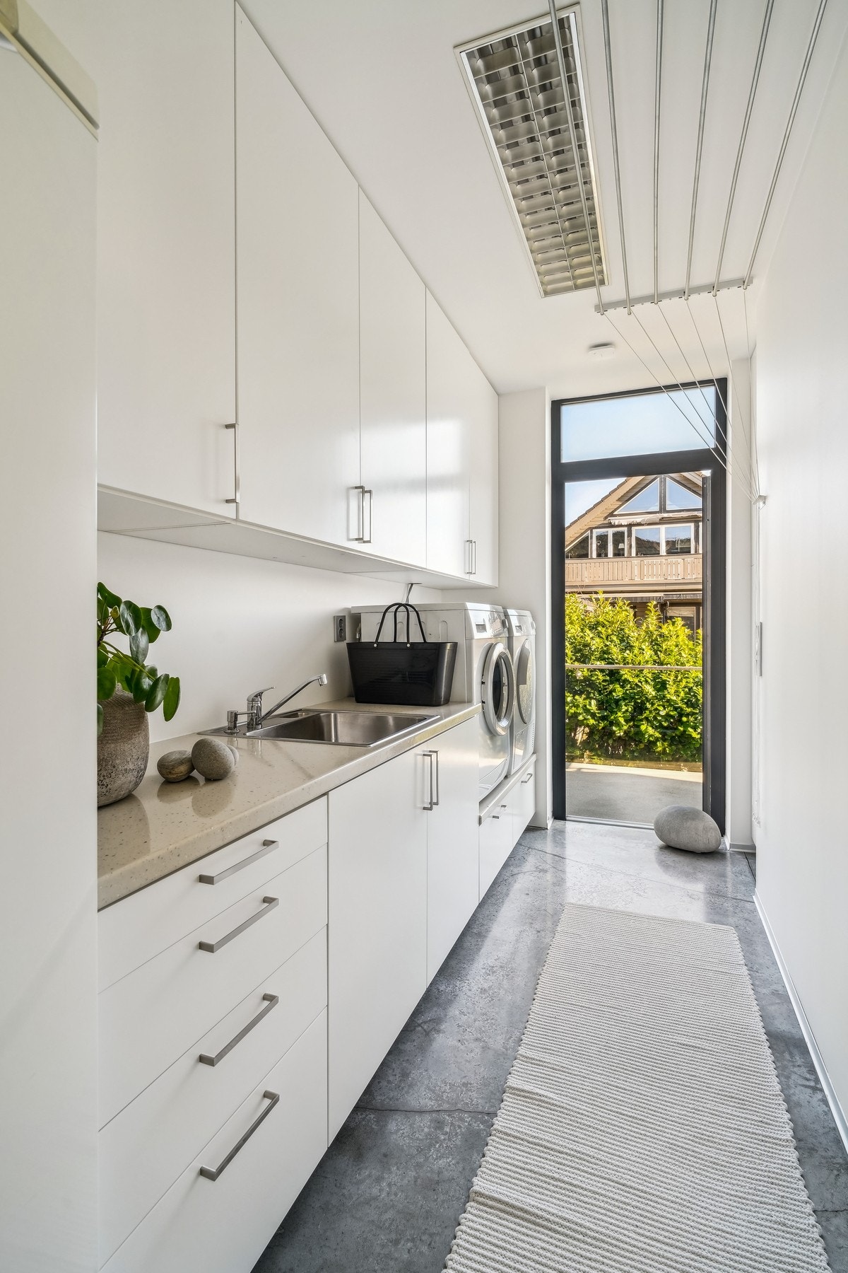 Et vaskerom forenkler hverdagen, med god skapplass, nye fronter og egen praktisk utgang til eiendommen. Galleribilde
